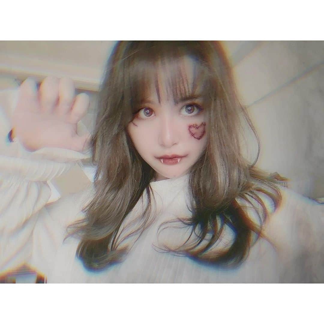 津久江麻由のインスタグラム：「happpy halloweeeeen 🎃 . . 仮装無しのアプリ頼み🕺🎃❤️ . #ハロウィン #ハロウィン仮装 #ハロウィンコスプレ #ハロウィンメイク #ハロウィンコス #傷メイク #ゾンビメイク #お気に入りコスメ #コスメ大好き #メイク好き #デパコス #コスメ紹介 #今日のメイク  #今日のコスメ #プチプラコスメ #メイク好きさんと繋がりたい #コスメ好きさんと繋がりたい  #メイク動画 #いいね返しは絶対 #おすすめコスメ #コスメ購入品 #コスメ好き #メイク好き #今日のコーデ #今日のコーディネート #本日のコーデ  #ラフコーデ #コスメレポ #カラコンレポ #韓国好きな人と繋がりたい」
