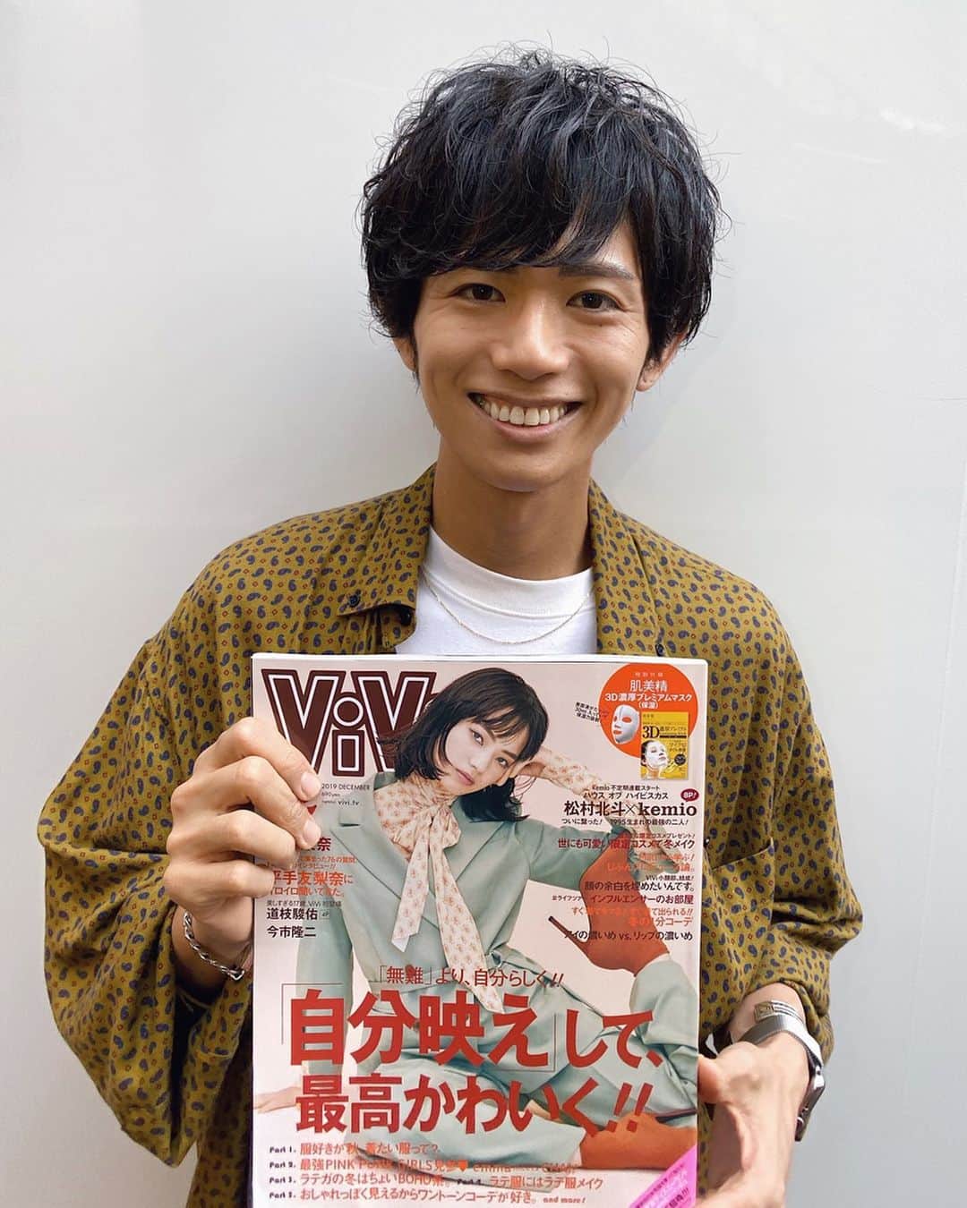 片山良平のインスタグラム：「今月のvivi✂️✂️✂️ 前髪特集の扉ページに出てます⭐️ 可愛いヘアいっぱい😊 ぜひチェックしてみて下さい☝️ . . 🌟ご予約について🌟 . 表参道店→1.3.5週目出勤 銀座店→2.4週間目出勤 . わからない場合は、お電話下さい🙋‍♂️ . お電話の場合はどちらにかけても、ご予約お取りできます👌 . Instagram トップページからお願い致します☝️ . . #vivi #前髪 #シースルーバング  #ヘアスタイル #ヘアカラー」