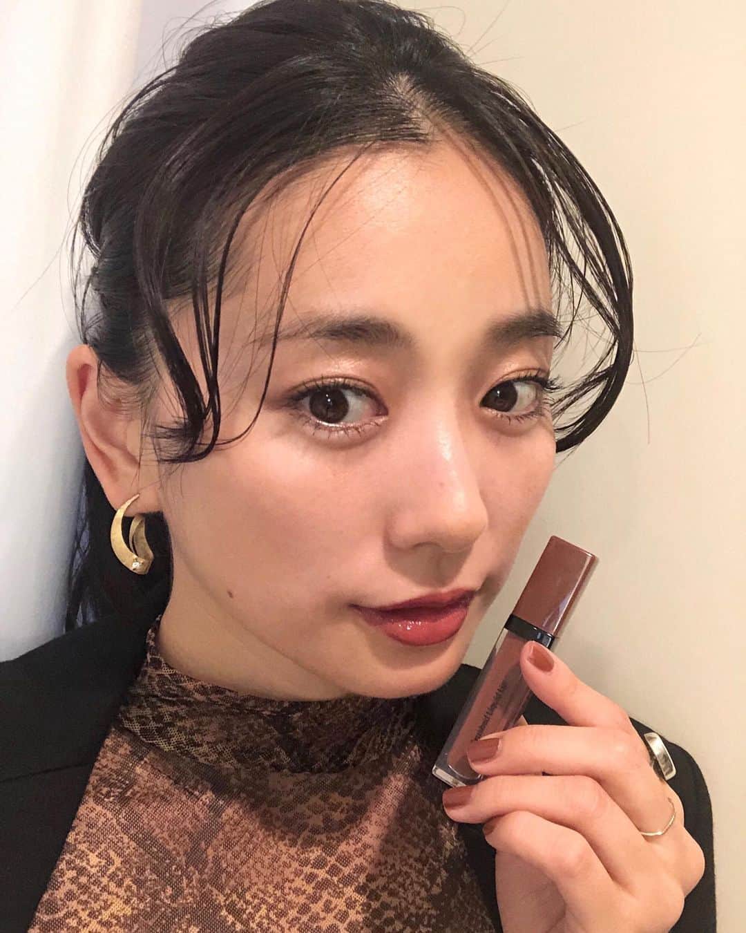 のインスタグラム：「cocoa☕️❤︎❤︎ @bobbibrownjapan  お気にこっくり秋make topsも激安Hawaii土産なの すけすけちゅーるロンT🐍✴︎✴︎ #selfmake#autumn #すけすけtops#8$くらい #chisamake#松永ちさと」