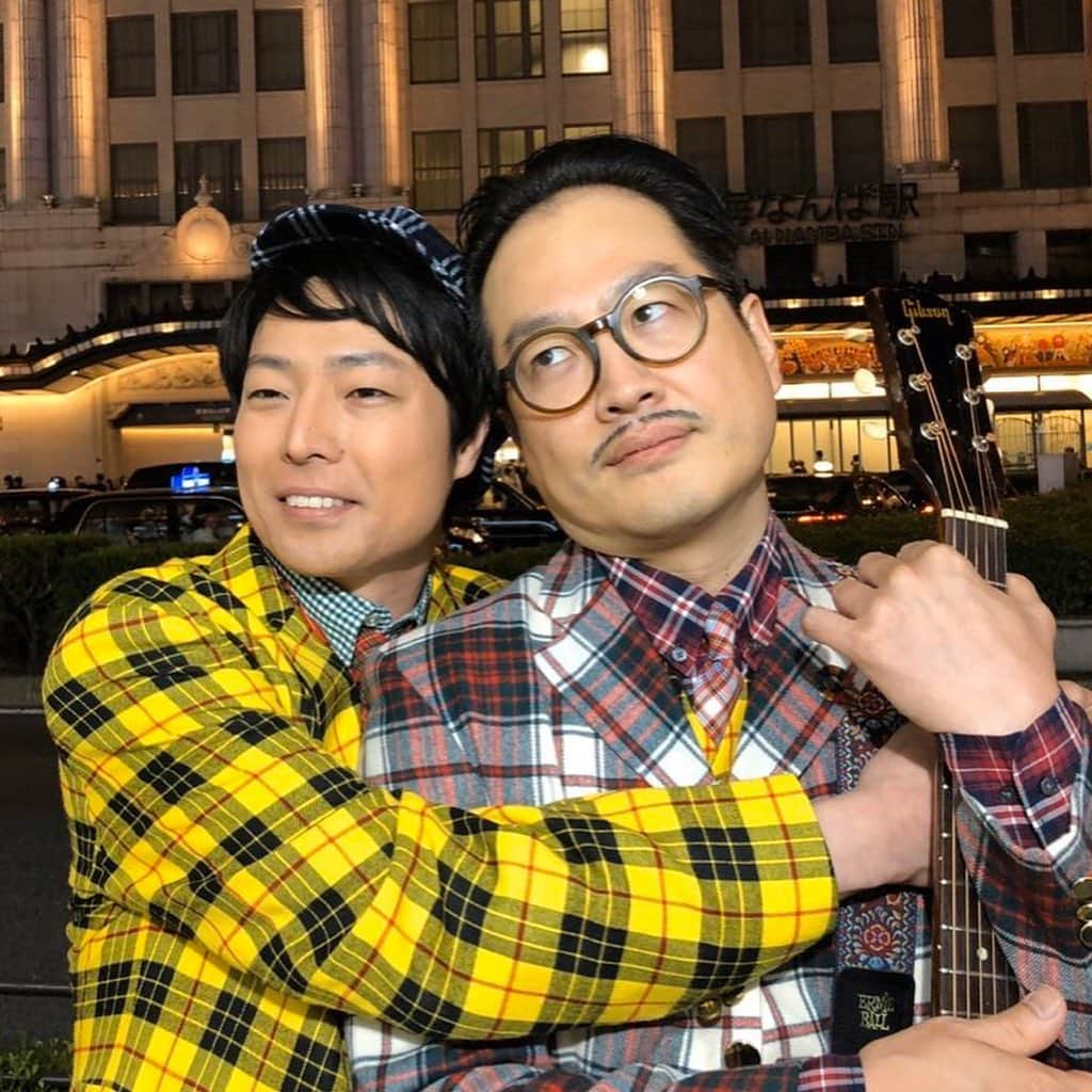 信濃岳夫さんのインスタグラム写真 - (信濃岳夫Instagram)「‪という事で帰ってきて早速こんな格好で街に出てとある撮影をしてきました。‬ ‪でも街はハロウィン真っ只中で僕らより派手な人が山ほどいて逆に全然目立ちませんでした。‬ 詳細は毎週水曜日夜中2:30から放送の『新喜劇NEXT 小籔千豊には怒られたくない』のいつかの放送で！！ ‪# #松浦真也‬ ‪#信濃岳夫‬ ‪#トュルーラバーズ‬ ‪#ハロウィン関係なく‬ ‪#ちゃんとした仕事‬ ‪#なのに結果‬ ‪#地味ハロウィン‬」10月31日 20時59分 - takeoshinano