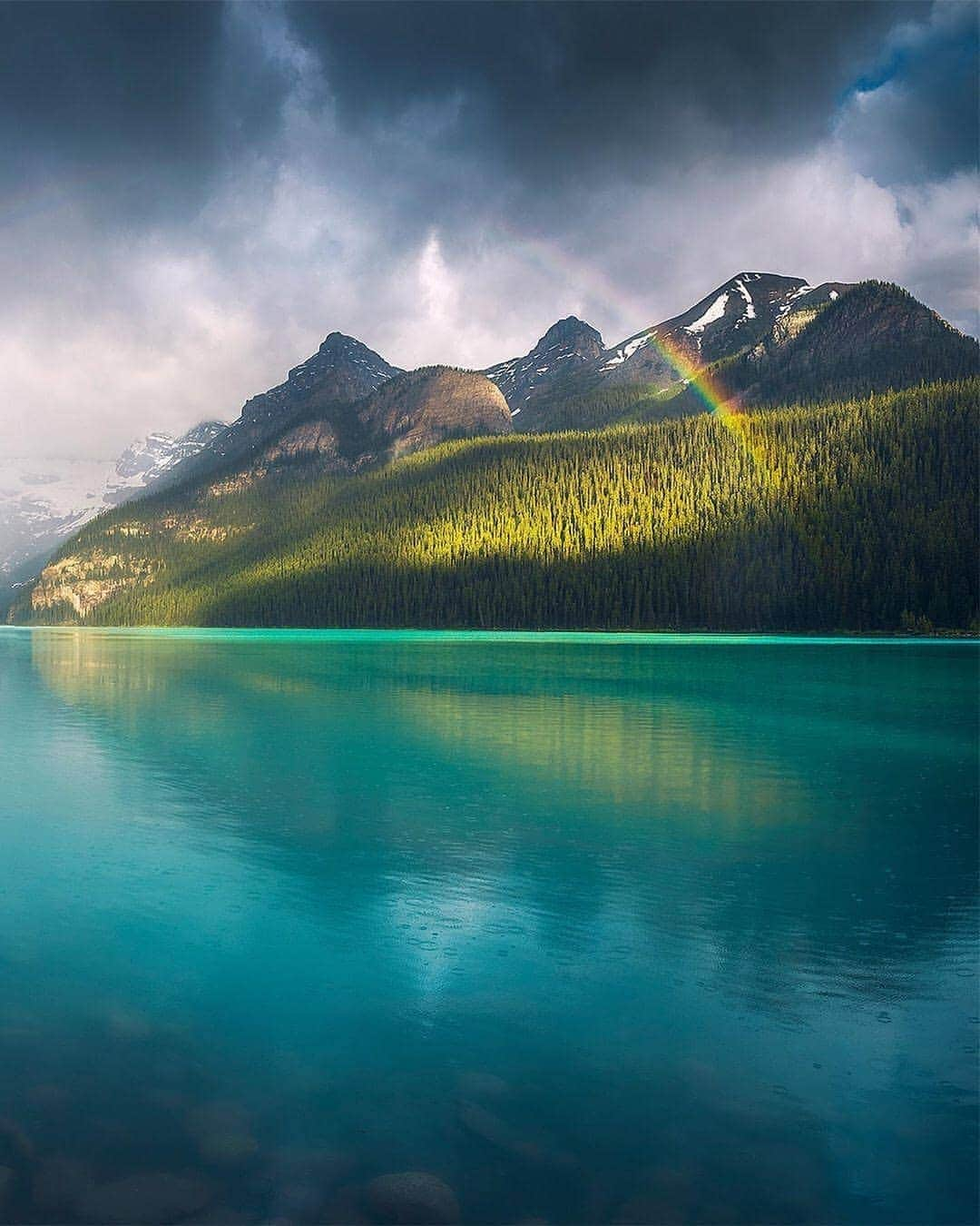 BEAUTIFUL DESTINATIONSさんのインスタグラム写真 - (BEAUTIFUL DESTINATIONSInstagram)「Magical mornings spent at Lake Louise in Canada. Swipe ⬅️ to see the full 🌈 (📷: @cumacevikphoto 📍: Lake Louise, Alberta)」10月31日 21時04分 - beautifuldestinations