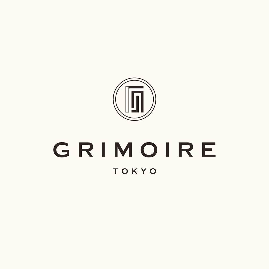 Hitoさんのインスタグラム写真 - (HitoInstagram)「【ブランドロゴ リニューアルのお知らせ】﻿ ﻿ ﻿ 日頃よりGRIMOIREをご愛顧いただき、誠にありがとうございます。﻿ ﻿ ﻿ かねてより、お知らせしております通り、﻿ 2019年11月22日に、GRIMOIRE 初の商業施設常設店となる、GRIMOIRE 渋谷PARCO店をオープン致します。﻿ ﻿ ﻿ 渋谷PARCOオープンに伴い、11月22日より、Grimoireのロゴが変更となり、新しいGRIMOIREへと生まれ変わります。﻿ ﻿ ﻿ 新生ロゴは、シンプルで洗練された、大文字に変更し、新たにオリジナルのロゴマークも加えました。﻿ ﻿ ﻿ 普遍的で価値のあるヴィンテージの唯一無二の魅力を、今の時代感に合わせて表現しながら、商品構成や内装などのクオリティーに磨きをかけ、アパレルはもちろんのこと、様々な視点から新たな発信をしていきます。﻿ ﻿ ﻿ ﻿ 移り変わる時代の中で、時を経て愛されてきたヴィンテージアイテムを、今を生きる女性が様々なファッションスタイル、より自由な感覚で楽しめるようなブランドづくりを目指し、今回のリニューアルとなりました。﻿ ﻿ ﻿ ﻿ この秋から、新たに生まれ変わるGRIMOIRE。﻿ ヴィンテージの魅力を、GRIMOIREを通じて沢山のお客様にお届けできるよう、より一層精進してまいります。﻿ ﻿ ﻿ また、渋谷PARCO店・新たなGRIMOIREに関しては、随時SNSにて情報発信させて頂きます。﻿ ﻿ ﻿ 今後共お変わりないご支援とご協力の程、何卒よろしくお願い致します。﻿ ﻿ ﻿ #渋谷PARCO #渋谷パルコ #GRIMOIRE #GRIMOIRE_PARCO﻿ ﻿ ﻿ -----------------------------﻿ ﻿ 遂にロゴリニューアル🙌✨﻿ 数ヶ月前から練りに練って、字体やオリジナルマークなどこだわりぬいて作りました。﻿ ﻿ 来月から、インスタも大幅にリニューアルします！！﻿ 昨日今日でその為の撮影も行いました。﻿ @kashiwaman @jack﻿ 安定のチームで最高なものが撮れました。﻿ 全てにおいて妥協しないクオリティで臨みます。 いよいよ明日から11月💪﻿ 頑張ります！！！！﻿ ﻿ 渋谷PARCO、そして更に強力になるAlmadelの店舗もよろしくお願い致します！！﻿ Almadel、いまなら可愛いコートやヴィンテージアイテム盛り沢山です😍😍﻿」10月31日 21時15分 - hito0806