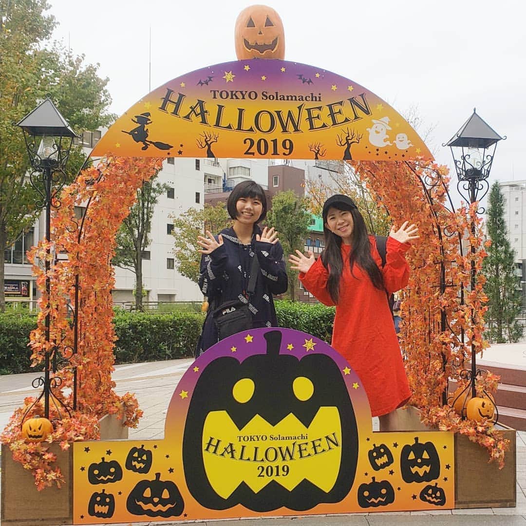 服部ひで子のインスタグラム：「10月もまもなく終わりを告げますね🍁🌾🌰🍠🍂 曽麻ちゃんと、 ハロウィーンパネルで１枚。  私が両手を頭の上にあげると、 曽麻ちゃんも同じポーズをとってくれました。  優しい曽麻ちゃん。  でも 後で写真見返したら、  曽麻ちゃん、ハート作ってた……。 ごめんね曽麻ちゃん。 私は、かぼちゃのつもりだったの……笑  HAPPY Halloween～🎃♥️👻🎉 #吉本新喜劇 #よしもと新喜劇 #新喜劇 #曽麻綾 ちゃん #服部ひで子」