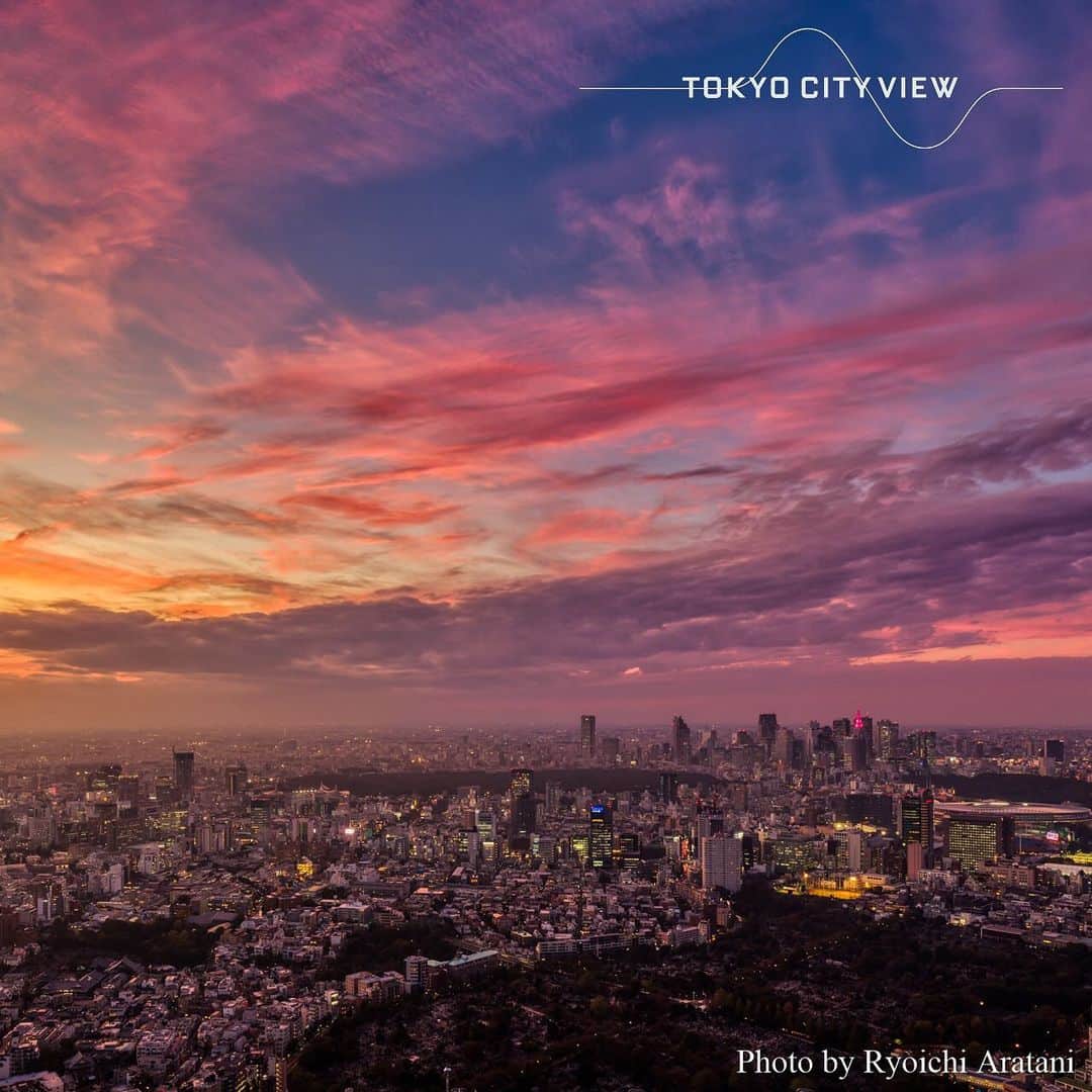 Tokyo City View 六本木ヒルズ展望台のインスタグラム：「【夕暮れ×都市】 東京シティビューオフィシャルカメラマン荒谷良一氏による10/30に森タワー屋上 スカイデッキで撮影された東京の夕暮れをおとどけします。六本木に秋を感じに来ませんか？ #tokyocityview #roppongihills #sunset」