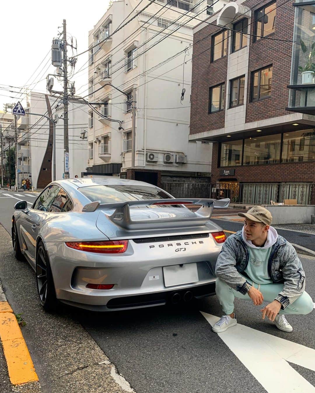 エドワード加藤さんのインスタグラム写真 - (エドワード加藤Instagram)「日頃の環境に感謝してもっともっと頑張ります‼️ My new family Porsche GT3 ⚡️」10月31日 21時07分 - edward_kato_fitness_jp