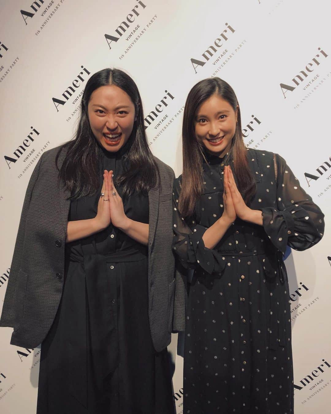 黒石奈央子さんのインスタグラム写真 - (黒石奈央子Instagram)「AMERI 5years anniversary PARTY  になんと土屋太鳳ちゃんが遊びにきてくれました😭😭 展示会にも一度来てくれたんだけど、パーティにも来てくれました😭  透明感という言葉を具現化した人✨ とっても優しくて気さくなたおちゃんにスタッフ一同メロメロでした😍  しかもAMERIプリクラやトリックアートも一緒に撮ってくれました！  家宝にします😂  タイミングよくなんとれいちゃん登場して、  二人のツーショットも納められました！！ .  本当にありがとうございました！  またご飯いきましょうね♫ . #土屋太鳳　ちゃん @taotsuchiya_official  @amerivintage @ameri.shinsaibashi @ameri_shinjuku  @ameri_daikanyama  #ameri#amerivintage#ameri5thanniversary #anniversary」10月31日 21時08分 - blackstone705