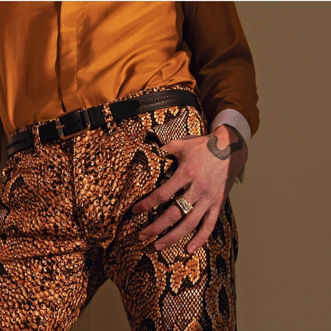 ロベルトカバリさんのインスタグラム写真 - (ロベルトカバリInstagram)「Warm tones highlight the iconic python pattern. Enter into the #RobertoCavalliFW19 collection.  #RobertoCavalli」10月31日 21時09分 - roberto_cavalli