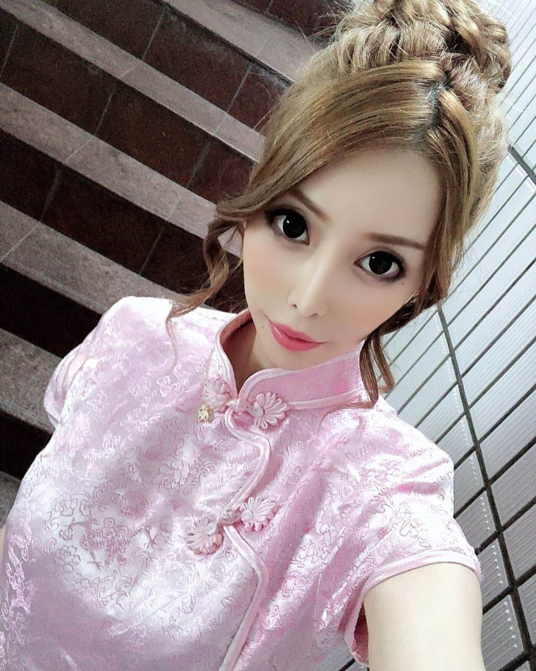 高橋沙弥華のインスタグラム：「ニーハオ的な☀️ チャイナ👻  傷メイクしたかったけどお店がNG😭  #中国 #チャイナドレス #china #china🇨🇳 #お団子 #ヘアメイク #セットサロン @backstage_8ist @a_rin0227 @charmy_backstage.8ist #ハロウィン #バックステージ」