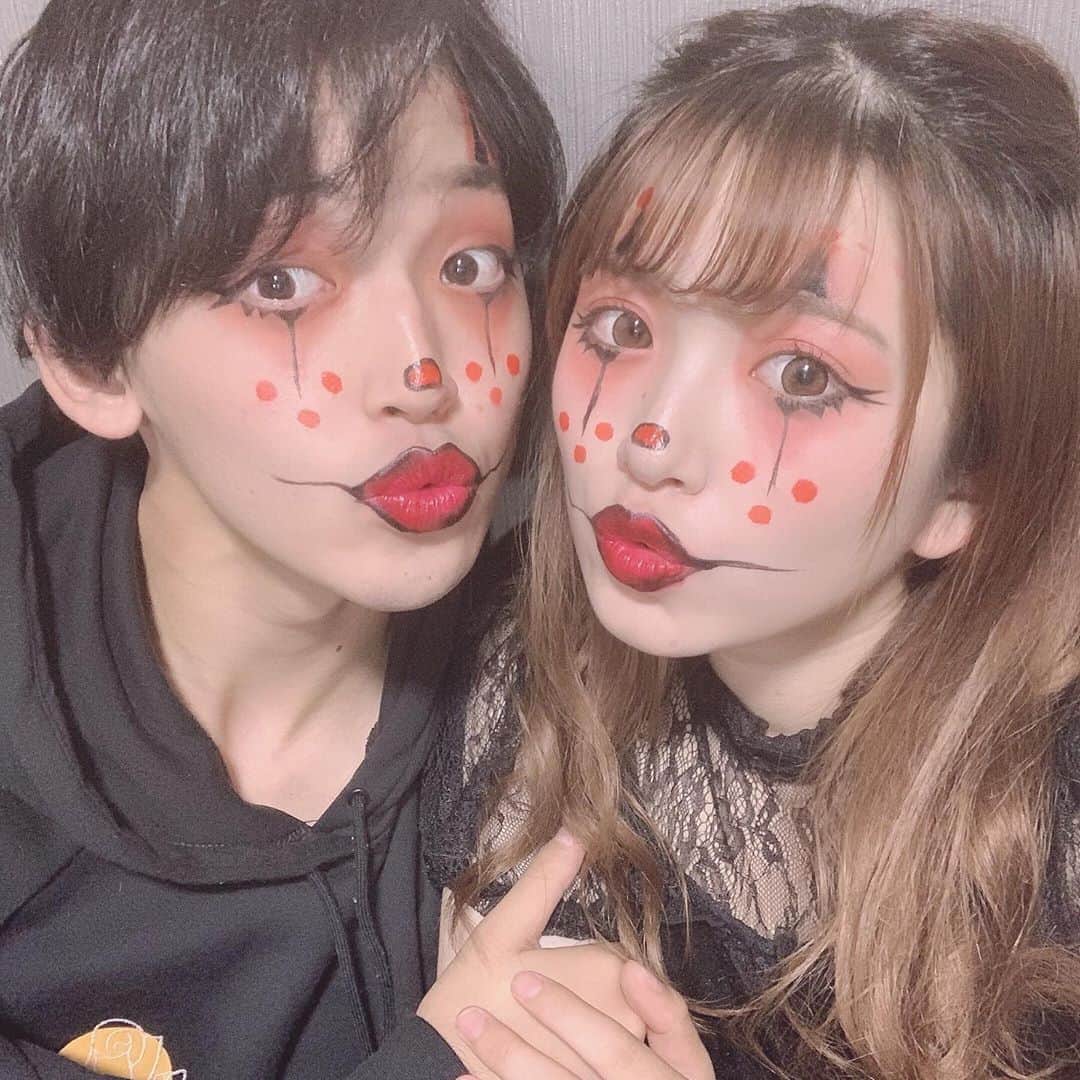 青木菜花のインスタグラム：「.﻿ .﻿ 今年はかじくんとピエロメイクして﻿ お家でパーティーしたよ🤡💞﻿ ﻿ いつも私がこれやりたい〜とかわがまま言うんだけど全部一緒に楽しんでくれるから凄く嬉しい🥰﻿ ﻿ はっぴーはろうぃん🎃﻿ .﻿ .﻿ #なのかじ #ハロウィン #ハロウィンメイク #ピエロメイク #ピエロ #ハロウィン仮装 #helloween #とりっくおあとりーと #instalike #instagood #l4l #instalove #f4f」