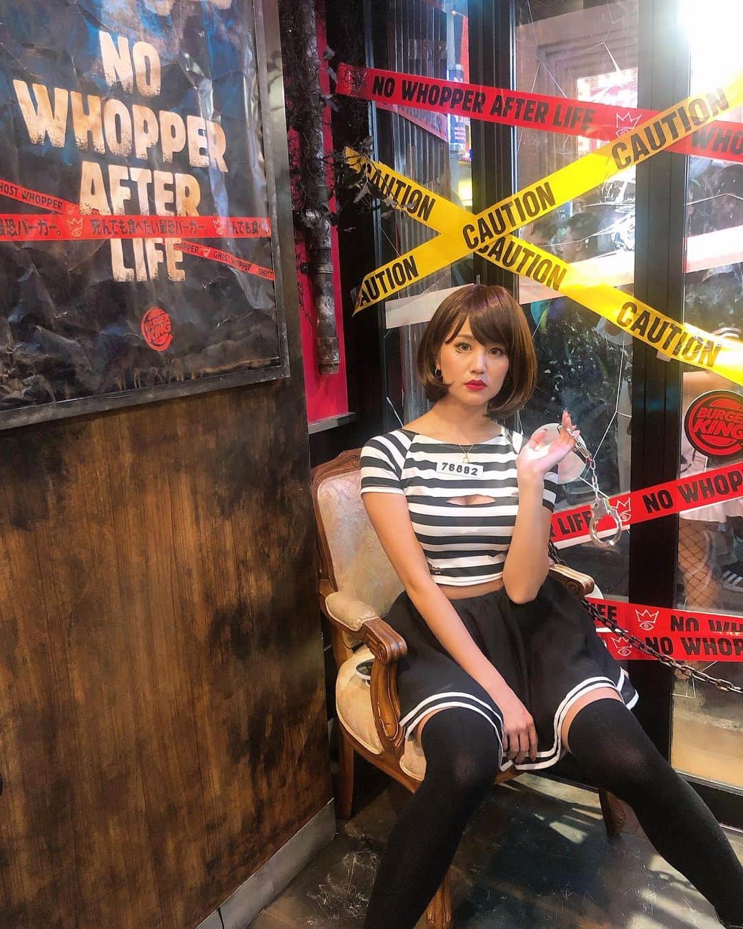 LORYのインスタグラム：「Happy Halloween 🎃  急遽お友達とお揃いで囚人の仮装してみた⛓🍭 バーガーキングもハロウィンモード🍔😈 ゴーストワッパー美味しすぎてぺろり😚 ゾンビもいたー🧟‍♀️🧟‍♂️🥺✨ 今日までだからまだ間に合うよー❤️ みんなも是非行ってみてね👻💖 #burgerking #halloween #halloweencostume #prisoner #バーガーキング #ハロウィン #囚人」