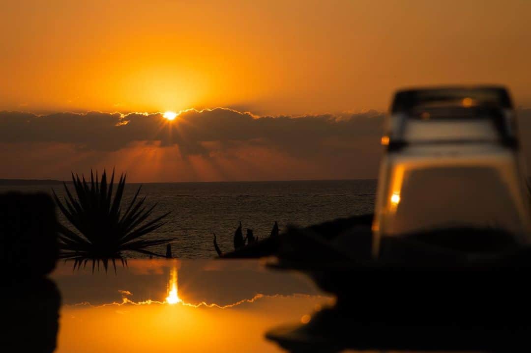 Kafuu Resortさんのインスタグラム写真 - (Kafuu ResortInstagram)「The Orangeからの夕景。 ゆっくり沈む夕陽をただただ眺める至福の時間。 皆様は、どこから見る夕陽が好きですか？ . #sunseteasekafuu #sunsetease #夕日の見える宿日本一 #カフーリゾートフチャクコンドホテル #カフーリゾート #kafuuresort #kafuuresortfuchakucondohotel #黄昏 #夕陽 #夕日 #サンセット #sunset  #リゾートホテル #リゾート #沖縄ホテル #沖縄 #恩納村 #okinawa #ダレカニミセタイケシキ #ig_sunsets #instasunset #sunsetlovers #sunrise_sunsets_aroundworld #instagood」10月31日 21時27分 - kafuu_resort
