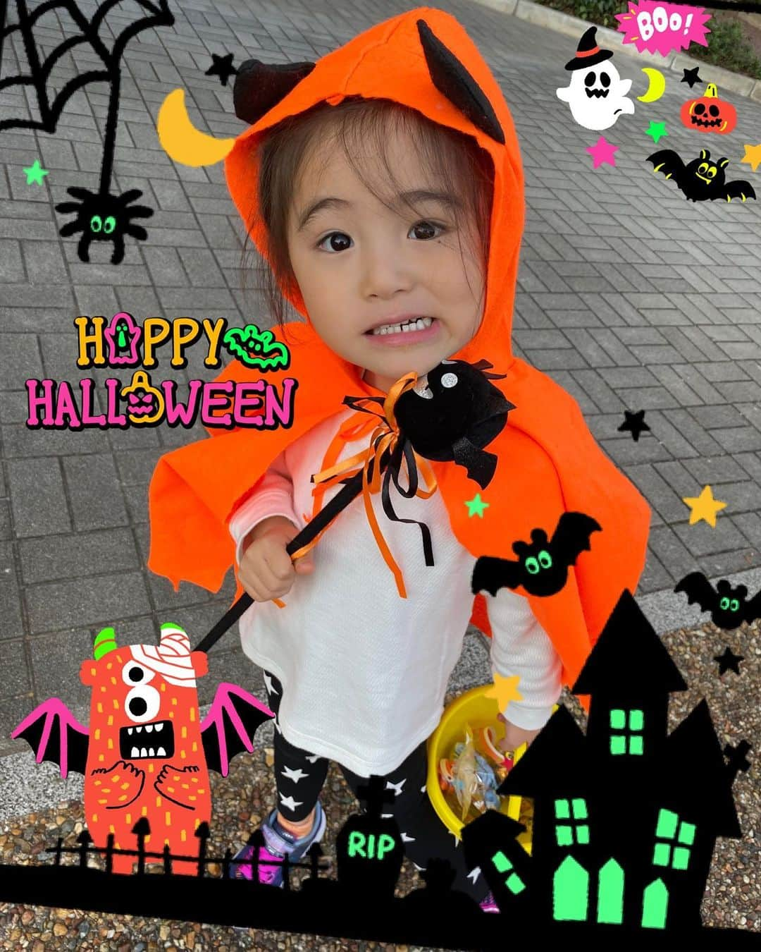 石津大介さんのインスタグラム写真 - (石津大介Instagram)「HAPPY HALLOWEEN🎃☪︎⋆｡˚✩ 幼稚園で、トリックオアトリートを教えてもらった様ですが…上手く言えません(笑) でも、お友達とお菓子あげたりもらったりしてなんちゃってハロウィン嬉しそうでした🐒❤️ 今月はハロウィン弁当…やる気ある時ない時の差。🤷‍♀️ お米嫌いな愛絆が食べてくれるように、ご飯少なめの可愛い弁当でいつも完食して帰ってきてくれます👍❤️ありがとう❤️ #なんちゃって#ハロウィン#キャラ弁#お手本検索#みんなすごい#お米きらい#ウィンナー多め#4歳児#女の子#親バカ#親バカ部#アビスパ福岡#石津大介#愛娘」10月31日 21時28分 - aina.2632