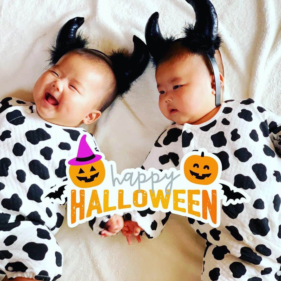 前田阿希子さんのインスタグラム写真 - (前田阿希子Instagram)「Happy Halloween🎃👻🧟‍♀️ #双子 #牛にしたかったのに #母は電撃ネットワークだと… #4ヶ月になりました #よく笑ってくれます #来年はカボチャ一緒に食べようね #twins  #halloween」10月31日 21時34分 - akiko_1206