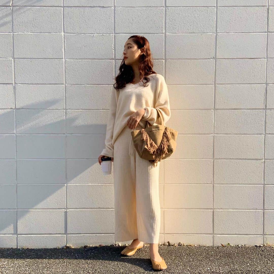 のインスタグラム：「・ @reedit_official のセットアップ🧸 色味も素材もドツボ。 背中の所もぱかーんって あいててとっても可愛いの〜 ・ #ほのクローゼット  #私服」