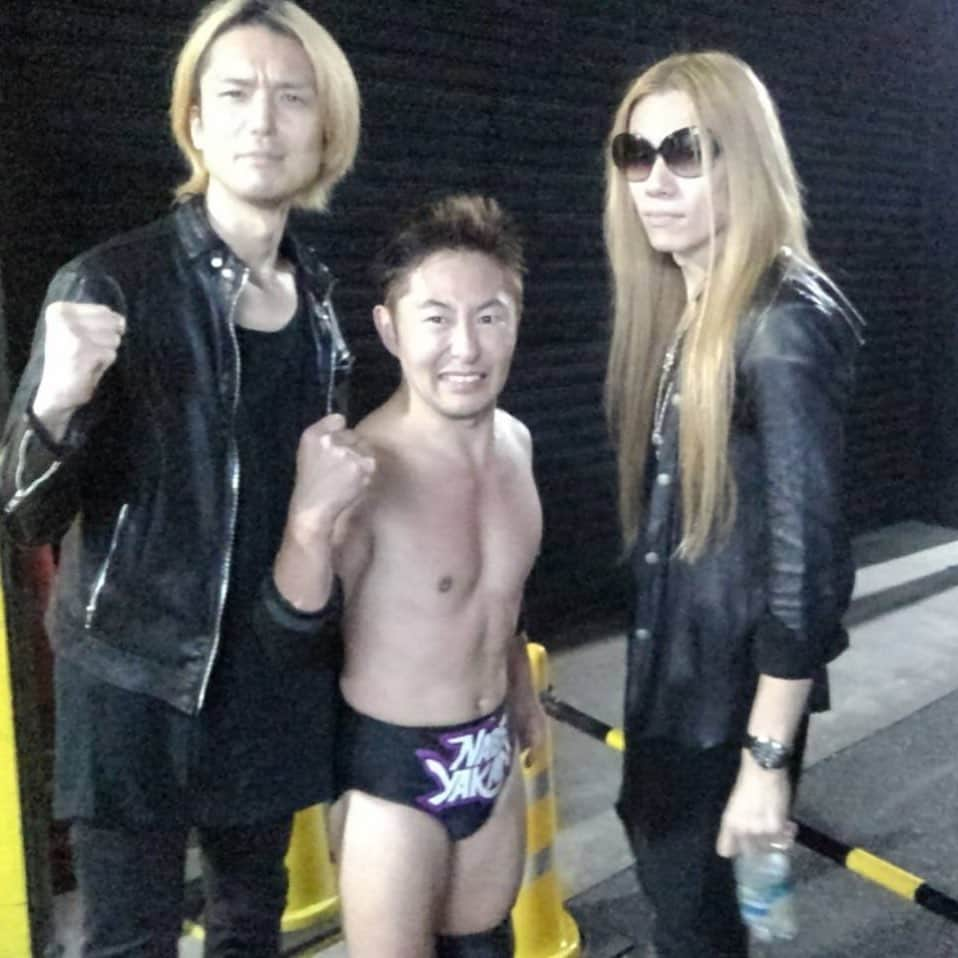 なべやかんさんのインスタグラム写真 - (なべやかんInstagram)「昨夜のベストボディジャパンプロレス、DIR EN GREY のDieさん、蟹江一平くんが応援に来てくれた。 BBW初代タッグチャンピオンなった時も観に来てくれたけど、ベルトを取られた時も見られてしまった。 次は良いところを2人に見せたい。 それにしても、2人ともデカイな！  #direngrey  #die #蟹江一平  #なべやかん #ベストボディジャパンプロレス #bbj  #bbw」10月31日 21時39分 - yakan_nabe