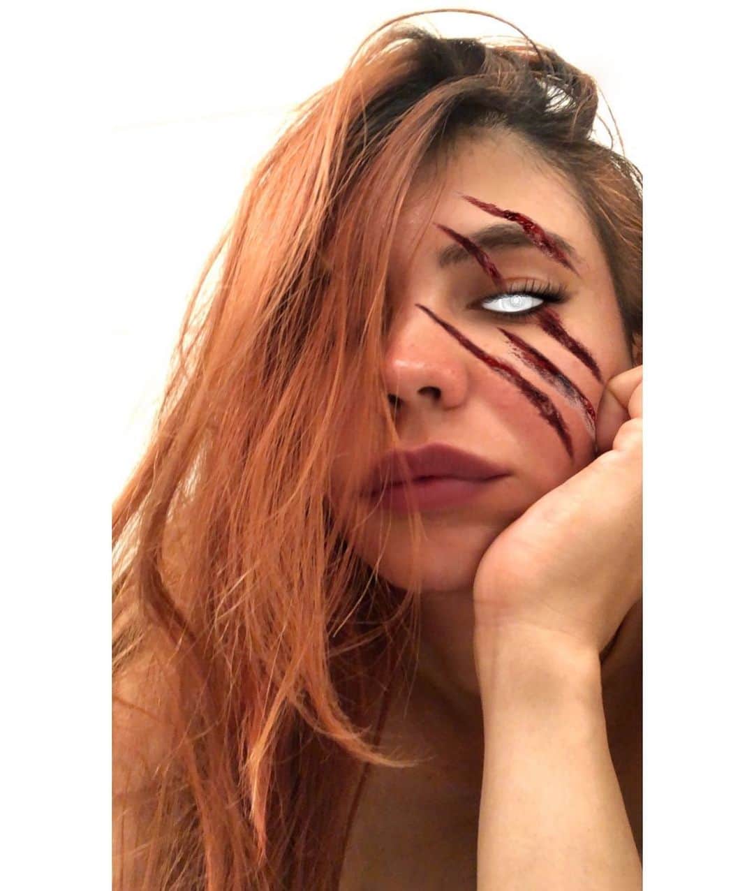 サミラ・ニコレットのインスタグラム：「Unlike Halloween, I’m creepy all year round.」