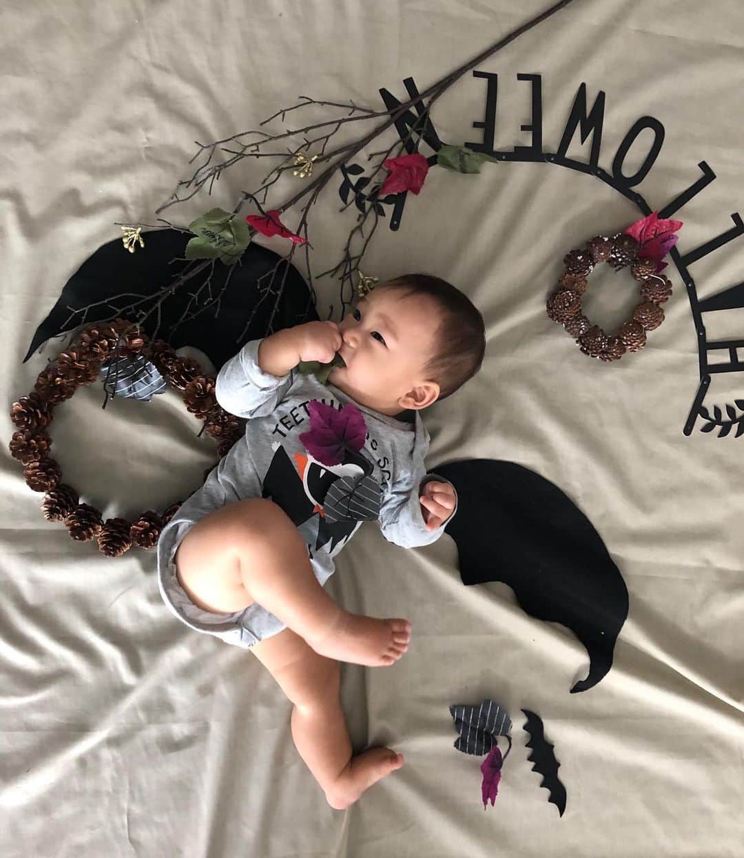 橋本麻里衣のインスタグラム：「Happy Halloween..☺︎ ＊ ＊ 1枚目 グータン会のハロウィンのお昼寝アート。こうゆう素敵なのをささっと作れちゃうセンス、尊敬..‼︎ 2枚目 クラスメイトのホームパーティの手作りハロウィンスイーツ。お墓のモチーフのカップケーキにネバネバと目玉のケーキは見た目だけじゃなくお味も◎でした❤︎ 3枚目 ハロウィン持ち寄りパーティーでマシュマロとジャムをサンドしたドラキュラ風のハロウィンスイーツ。アイディアがすごい..☺︎ ＊ #singaporelife#sglocallife#lifeinsingapore#シンガポールライフ#シンガポール生活#シンガポール在住#シンガポール子育て#男の子のママ#生後9ヶ月#3歳9ヶ月#二児ママ#海外生活#インターナショナルスクール#ホームパーティー#ハロウィンパーティー#あなたのハロウィン #チャンスイットフォトコン部#お昼寝アート#寝相アート ☺︎」