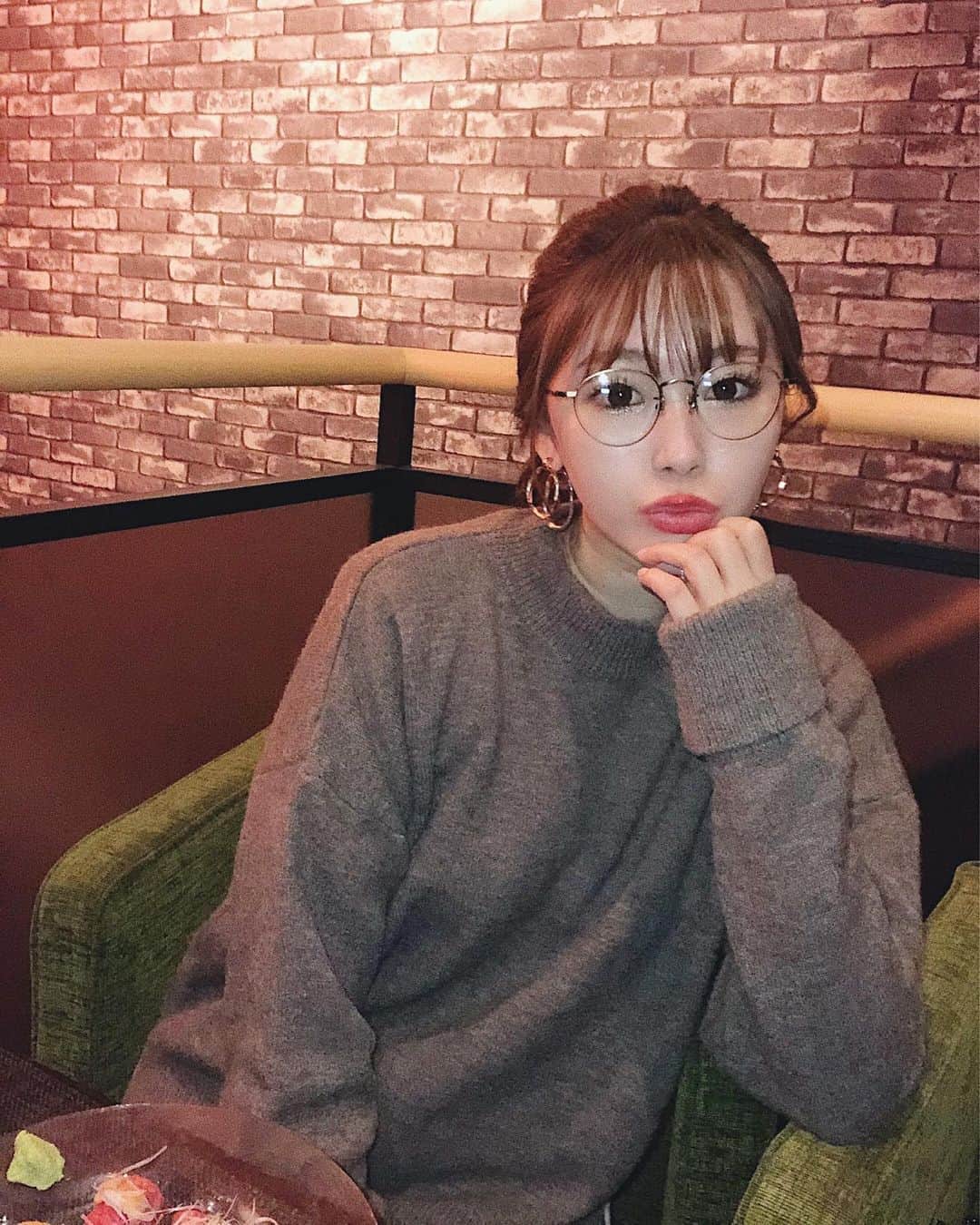 藤川沙弥のインスタグラム：「𖥧𖥧  最近茶系の服が好き🦌🌰 このニット、肌触りがめちゃくちゃ良いの。 チクチクするタイプは本当苦手だから 質が良くてプチプラって最強😤 @fifth_store のだよ🍂  #fifth#fifthtl#フィフス#カジュアル #サイドスリットロールアップスリーブニット #ニットコーデ#平均身長コーデ#ニット」