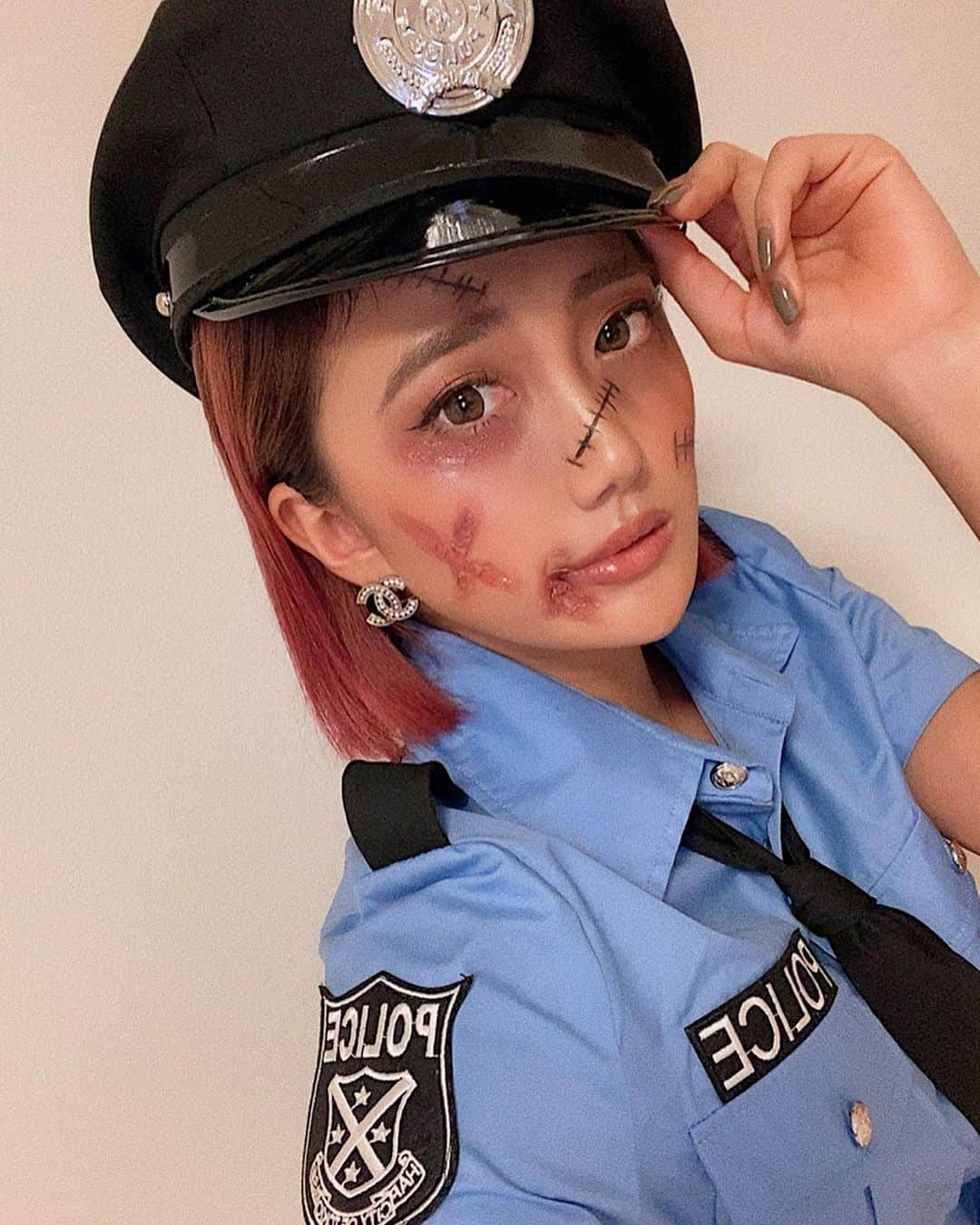 又来綾さんのインスタグラム写真 - (又来綾Instagram)「基本毎年あんまりHalloweenやらなかったんだけど今年は急遽おうちHalloweenをやってみようってなって時短Halloween🎃笑 去年着たポリスのアップデートverということで頑張っておうちにあったものをかき集めて血だらけメイクしてみたよ💉 . 作りたい傷の大きさより少し大きめのティッシュを顔に貼って、そこにつけまのりを塗ってベトっと馴染ませる🤔 そして乾いたら赤、茶、黒系のリップやシャドーを塗って馴染ませる✌🏾 そしたらリアルな傷になった💉 人生初だったけど我ながら上出来な傷😏笑 みんなはどんなHalloween過ごしてる？🌹 . . .  #stellaviana #fashion #outfit #ootd #make #motd #makeup #love #girl #happy #instagood #instadaily #instafashion #pic #halloween #halloweenmakeup #ハロウィンメイク ハロウィン#コスプレ#仮装」10月31日 21時55分 - matarai_aya