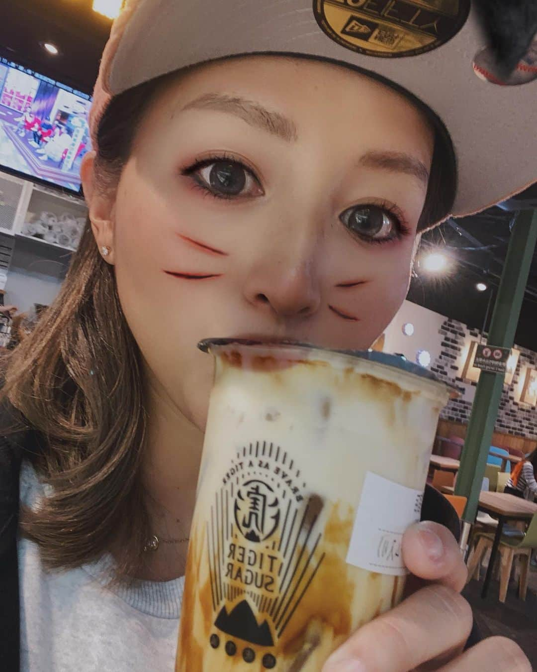 木村真野・紗野さんのインスタグラム写真 - (木村真野・紗野Instagram)「やっと来れた🐯Tiger sugar✨@原宿. . #tigersugartokyo #Tigersugar #タイガーシュガー　#黒糖タピオカ　#美味しい　#韓国　#アメリカ　#日本　#行きました　#korea #newyork  #japan #visited #tapioka #harajuku #原宿　#虎　#さや　#ハロウィン　#helloween #newera #adidas #ultraboost19 #new #TANY . @tokyotigersugar  @newerajapan  @adidastokyo」10月31日 22時00分 - mayasaya_kimura