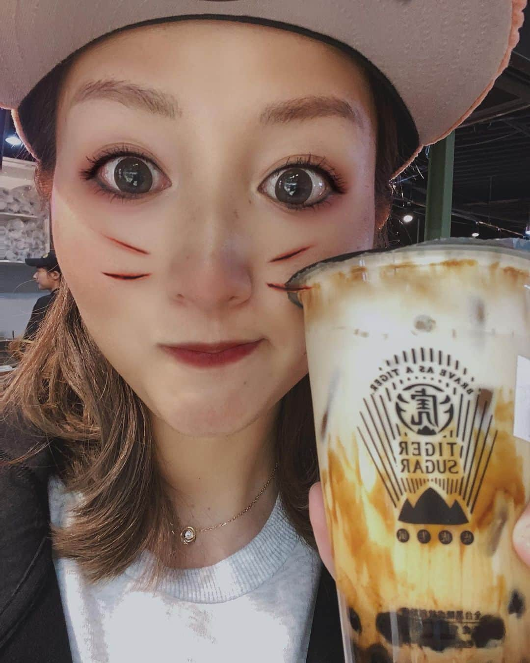 木村真野・紗野さんのインスタグラム写真 - (木村真野・紗野Instagram)「やっと来れた🐯Tiger sugar✨@原宿. . #tigersugartokyo #Tigersugar #タイガーシュガー　#黒糖タピオカ　#美味しい　#韓国　#アメリカ　#日本　#行きました　#korea #newyork  #japan #visited #tapioka #harajuku #原宿　#虎　#さや　#ハロウィン　#helloween #newera #adidas #ultraboost19 #new #TANY . @tokyotigersugar  @newerajapan  @adidastokyo」10月31日 22時00分 - mayasaya_kimura