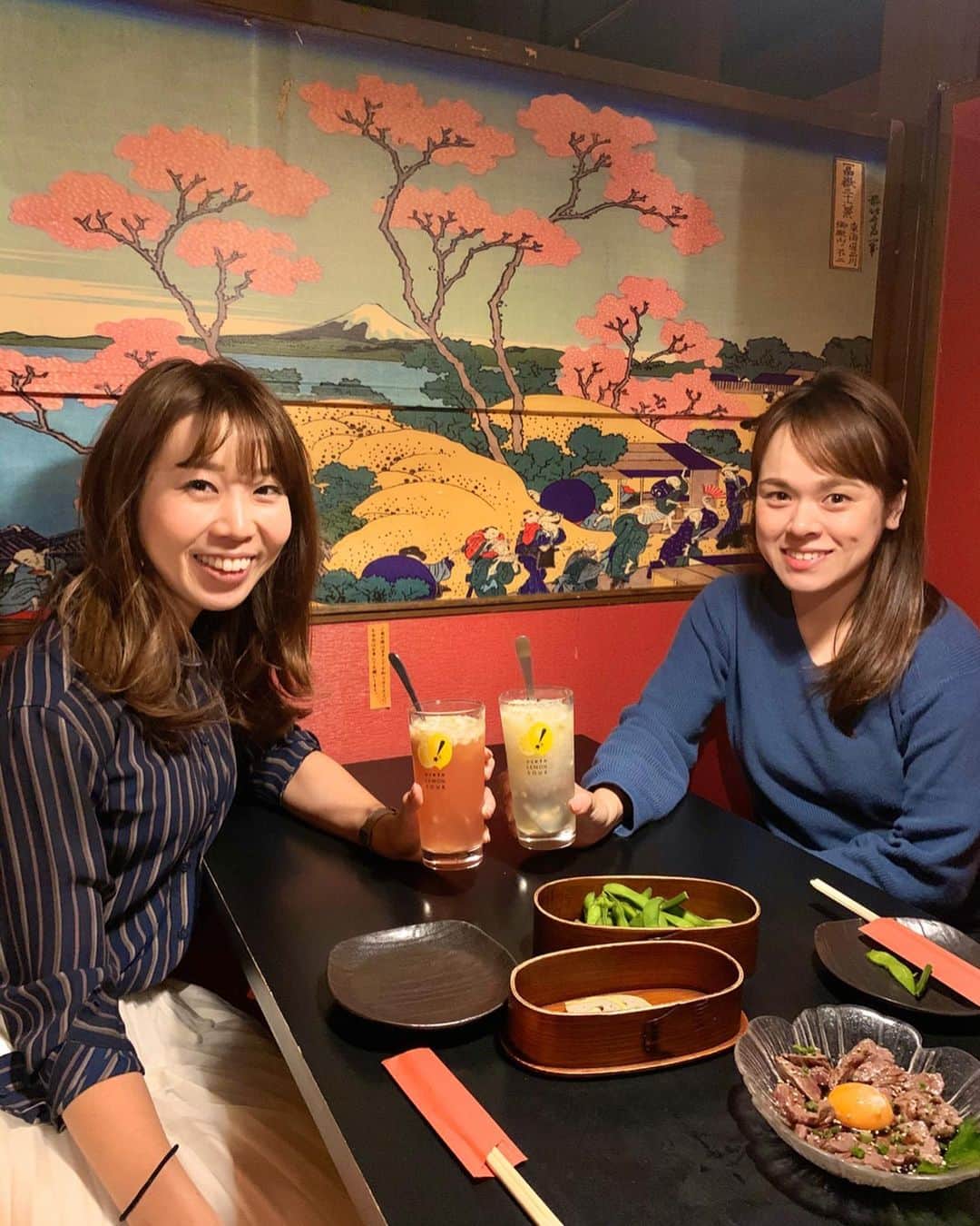 中橋舞さんのインスタグラム写真 - (中橋舞Instagram)「.﻿ はい、レモンサワー❤️🍋 ﻿ レモンサワーグランプリ﻿ No.1受賞のレモンサワー🍋﻿ 呑んできた❤️﻿ ﻿ レモン🍋の入った﻿ まぁるい🙆‍♀️レモン氷を﻿ スプーンで割りながらグビっと💕﻿ おいしい😍﻿ ﻿ そして何とも珍しくって﻿ ✔️checkしていた✨﻿ にっぽん市の﻿ 武州豚の #とろろしゃぶしゃぶ 🐷﻿ ﻿ 豚肉って﻿ 脂身が多かったりするし﻿ たくさん量が食べられないケド﻿ とろろがお鍋に入って﻿ しゃぶしゃぶ🥢、﻿ 一緒にとろろも食べるから﻿ 脂のしつこさがなくなって﻿ めっちゃ美味しい💕😍💕﻿ ﻿ 最後の締めが﻿ お蕎麦で幸せ満足🐷﻿ また蓄えた！﻿ ﻿ よし、明日は﻿ 走るぞー🔥🏃‍♀️﻿ ﻿ --------------------------------------﻿ 🚃 #池袋﻿ 👟 地下から出て徒歩3分 ﻿  西池袋1-38-1池袋YSステージ8階﻿ 🍴 #にっぽん市﻿ -------------------------------------- ﻿ ﻿ 最近食べ物記録始めたの😊 美味しいものや店って覚えてたいやん💕 ﻿  #食べるために走る #走るために食べる #池袋居酒屋 #池袋個室居酒屋  #池袋しゃぶしゃぶ #レモンサワー #フードハンターまい」10月31日 22時02分 - mai_nakahashi