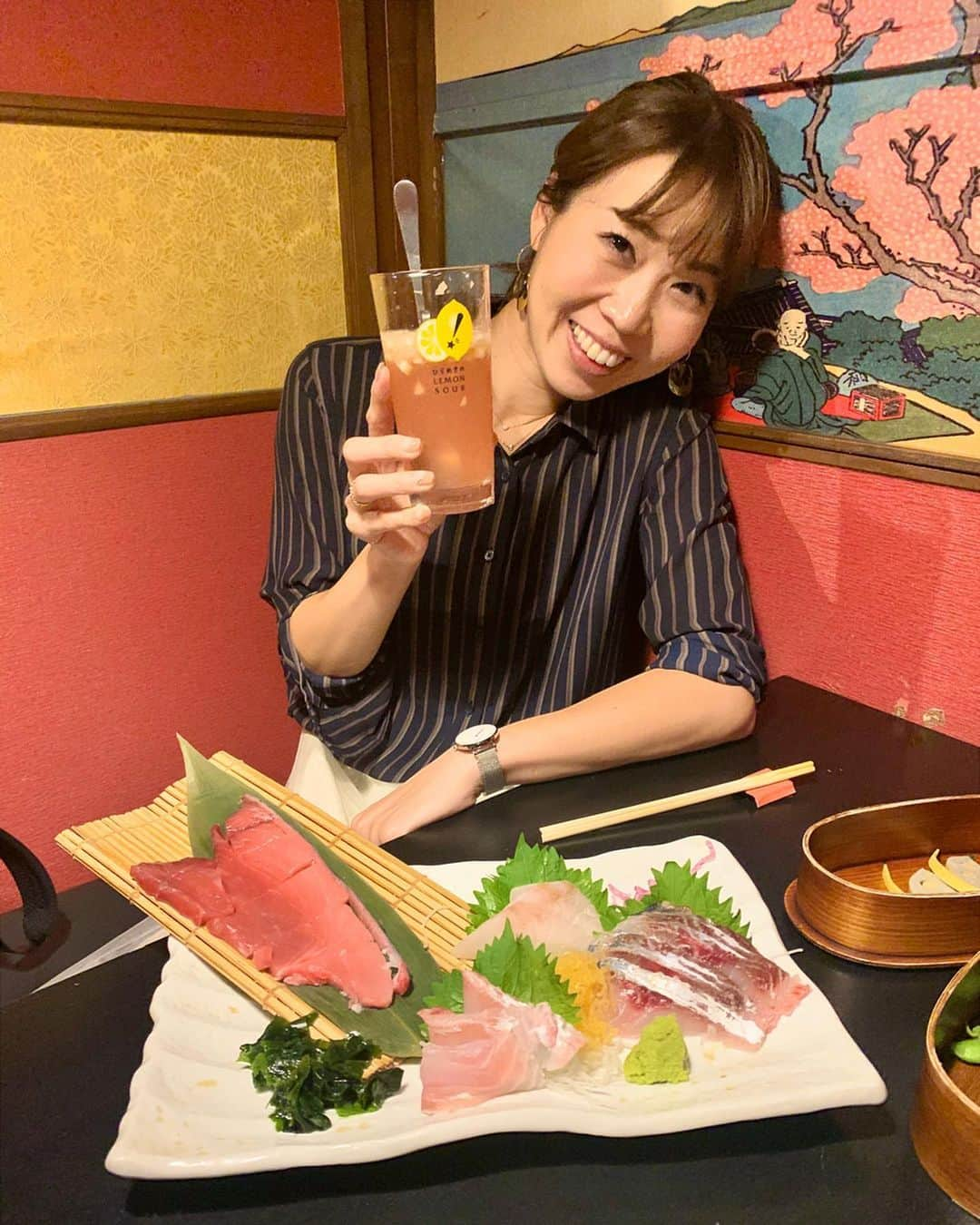 中橋舞さんのインスタグラム写真 - (中橋舞Instagram)「.﻿ はい、レモンサワー❤️🍋 ﻿ レモンサワーグランプリ﻿ No.1受賞のレモンサワー🍋﻿ 呑んできた❤️﻿ ﻿ レモン🍋の入った﻿ まぁるい🙆‍♀️レモン氷を﻿ スプーンで割りながらグビっと💕﻿ おいしい😍﻿ ﻿ そして何とも珍しくって﻿ ✔️checkしていた✨﻿ にっぽん市の﻿ 武州豚の #とろろしゃぶしゃぶ 🐷﻿ ﻿ 豚肉って﻿ 脂身が多かったりするし﻿ たくさん量が食べられないケド﻿ とろろがお鍋に入って﻿ しゃぶしゃぶ🥢、﻿ 一緒にとろろも食べるから﻿ 脂のしつこさがなくなって﻿ めっちゃ美味しい💕😍💕﻿ ﻿ 最後の締めが﻿ お蕎麦で幸せ満足🐷﻿ また蓄えた！﻿ ﻿ よし、明日は﻿ 走るぞー🔥🏃‍♀️﻿ ﻿ --------------------------------------﻿ 🚃 #池袋﻿ 👟 地下から出て徒歩3分 ﻿  西池袋1-38-1池袋YSステージ8階﻿ 🍴 #にっぽん市﻿ -------------------------------------- ﻿ ﻿ 最近食べ物記録始めたの😊 美味しいものや店って覚えてたいやん💕 ﻿  #食べるために走る #走るために食べる #池袋居酒屋 #池袋個室居酒屋  #池袋しゃぶしゃぶ #レモンサワー #フードハンターまい」10月31日 22時02分 - mai_nakahashi