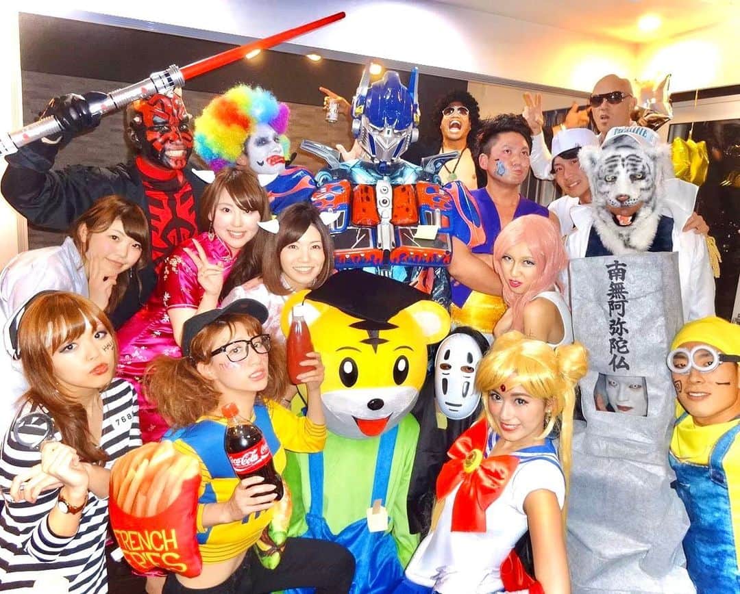 福田太郎のインスタグラム：「👻 初めてのハロウィーン仮装（2015年）は #スターウォーズ の #ダースモール（左上） 顔面をひとり真っ赤に塗りたくりました👹  ホームパーティーを開いてくれた 野球チームの先輩や友達（仮装のレベル高杉晋作）を 真っ赤な #ライトセイバー で、斬りまくり⚔笑  #ハロウィーン なのか #ハロウィン なのか #helloween であることは間違いない もう４年前かぁ。今年は大人しく #イチモニ @htb_ichimoni に備えて寝ます。笑 #starwars ep9 #theriseofskywalker #スカイウォーカーの夜明け @starwars  が楽しみ過ぎるけど、終わって欲しくない。 👇初めて映画館で観てカッコ良過ぎて衝撃だった #darthmaul from ep1 #thephantommenace」