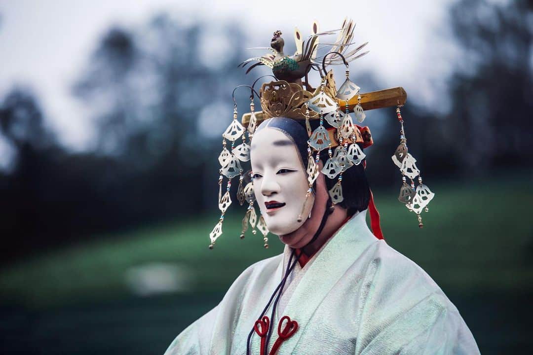のインスタグラム：「“Noh”, one of the most traditional classic Japanese art dance was held in the green tea plantation fields in Kyoto,Japan. This was the first time challenge in the world produced by Kyoto tea brand Company @idonoi.kyoto.  #kyotophotographer  #tokyophotographer  #japanphotographer  #japan  #japantravel  #traveljapan  #kyoto  #kyototravel  #travelkyoto #tokyo  #tokyotravel  #traveltokyo #beautifuldestinations  #earth #earthpics  #sonyalpha」