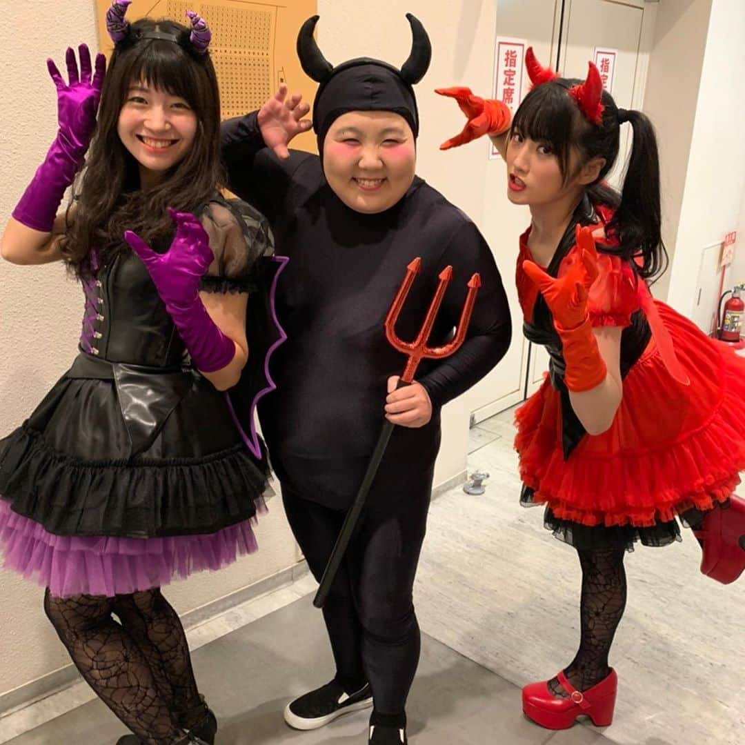 鮫島幸恵さんのインスタグラム写真 - (鮫島幸恵Instagram)「NGKハロウィンナイトパーティ🎃👻 ありがとうございました💜 みなさんの元気がすごくてすごくて…(^^) あたたかいお客様で嬉しかったです🧡  おたまじゃくし中西さんプロデュース 『オフの日のキャバ嬢』 もさせていただきました(^^) グラサンとマスクで完全体です笑  ありがとうございました！ ハッピーハロウィン🎃💟 #ハロウィン #パーティ #小悪魔  #マキバオー  #コスプレ  #なんばグランド花月  #吉本新喜劇  #吉田裕 さん #酒井藍 さん #小寺真理 さん #鮫島幸恵」10月31日 22時04分 - ysmtsnkgk_ys