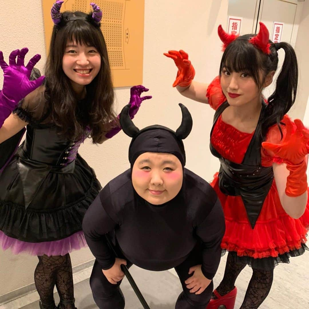 鮫島幸恵のインスタグラム：「NGKハロウィンナイトパーティ🎃👻 ありがとうございました💜 みなさんの元気がすごくてすごくて…(^^) あたたかいお客様で嬉しかったです🧡  おたまじゃくし中西さんプロデュース 『オフの日のキャバ嬢』 もさせていただきました(^^) グラサンとマスクで完全体です笑  ありがとうございました！ ハッピーハロウィン🎃💟 #ハロウィン #パーティ #小悪魔  #マキバオー  #コスプレ  #なんばグランド花月  #吉本新喜劇  #吉田裕 さん #酒井藍 さん #小寺真理 さん #鮫島幸恵」