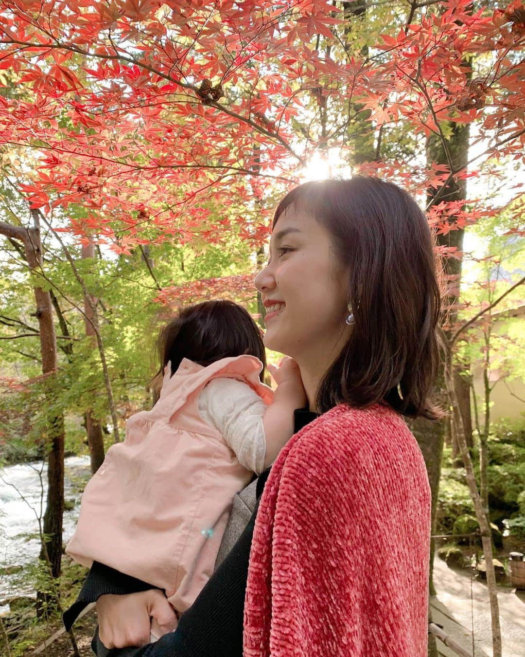 萩中ユウさんのインスタグラム写真 - (萩中ユウInstagram)「今回の旅行は、山梨の富士山の麓まで。車でさくっと1時間半、とてもよい🥺🥺﻿ ﻿ 紅葉の美しさに胸を打たれて、あぁ、大人になるほどに自然が沁みるって本当だなぁと。﻿ ﻿ 日差しは暖かく、風はひんやり🍂﻿ この時期の旅行は最高でした。﻿ ﻿ #今日はハロウィンなので﻿ #娘にはクマさんになってもらいました🧸﻿ ﻿ 前のポストでコメントいただいたことをキッカケにふと考えてみて、夫婦ニ人から子連れ旅行になった今。私が思うこと、後ほどブログにまとめてみようと思います💭﻿ ﻿ コメントでリョータさんおめでとうしてくださった方々ありがとうございます！﻿ 実は誰よりも私のインスタをチェックしている夫なので、喜んでいることと思います🙏﻿ ﻿」10月31日 22時10分 - yu_haginaka