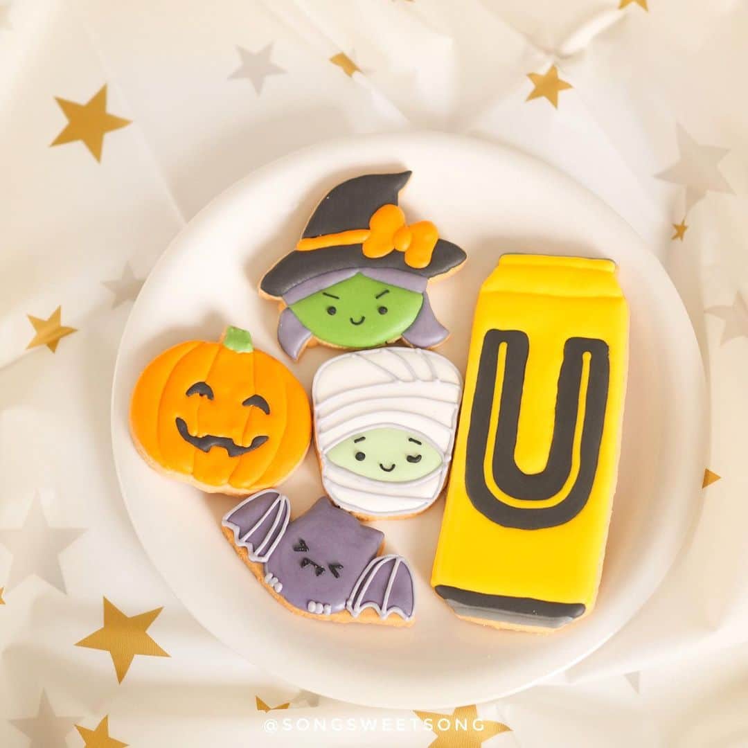 のインスタグラム：「♡ 2019.10.31 ♡ Happy Halloween Day 🦇🧙🏻‍♀️🎃 ขอบคุณ @singhacorporationofficial ที่ให้เราเป็นส่วนหนึ่งในกิจกรรมฮาโลวีนวันนี้นะคะ~ #ubeer #ต่อติดทุกโมเมนต์ . . . . . ． ． #お家カフェ #お菓子 #cutefood #icingcookies #homemade #homemade #インスタフード #インスタ映え #インスタ  #おやつ  #맛스타그램 #アイシングクッキー #songsweetsong #songsweetsong_icingcookies #songsweetsong_cookie_diary」