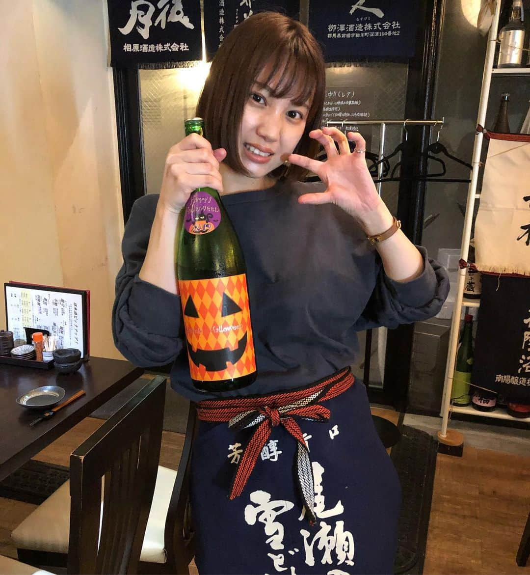 高野祐衣さんのインスタグラム写真 - (高野祐衣Instagram)「Happy Halloween！！﻿ 私はもちろん日本酒で乾杯🍶🎃♡﻿ ﻿ ﻿ ﻿ 『尾瀬の雪どけ』ハロウィン専用酒 純米大吟醸﻿ ﻿ 大好きな尾瀬雪がまさか﻿ ハロウィン専用を出してるなんて✨﻿ 既存酒にラベルを張り替えてるんじゃなくて、﻿ 中身はハロウィン専用の新作だそう！﻿ ﻿ 華やかでラムネのような、﻿ 尾瀬雪特有の香り！﻿ 飲むと口にまとわりつくような﻿ とろみのある甘み、﻿ そして味のりが抜群！！﻿ 後味はスッキリ、キレ。﻿ ﻿ 単体でも美味しくのめるお酒！﻿ ﻿ ﻿ ﻿ ﻿ ﻿ ﻿ そして写真をよく見ると、、、﻿ 尾瀬の雪どけの前掛け。﻿ 今年のハロウィンの仮装は、﻿ 前掛けでした。（笑）﻿ ﻿ ﻿ ﻿ ﻿ #日本酒 #日本酒女子﻿ #尾瀬の雪どけ #群馬県 #龍神酒造﻿ #ハロウィン専用 #純米大吟醸﻿ #ハロウィン #halloween﻿ #唎酒師 #ゆいぽんしゅ﻿」10月31日 22時14分 - yuipooon12_06