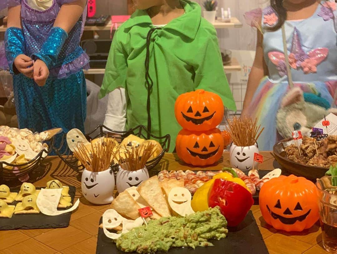 早川沙世さんのインスタグラム写真 - (早川沙世Instagram)「🎃happy💜Halloween🦇  また恒例のママメンバーで 親子Halloweenを開催💛 終始楽しそうで、うるさい天使達の笑顔が見れてそれだけで大満足💛  @osayobabytan とぉさよは親子でシンデレラ💙 息子さんはヴァンパイア🦇 まさか自分がこんなコスプレをやる日がくるなんて…w とにかく子供達が喜ぶモノに徹しました💛  この素敵なスペースは💛  @happyspaceshareさん✨  また詳しくは次の投稿にも貼りますねっ💛  こんなスペースを借りれる所があるなんて✨と今回感激したのー💛 子連れママはやはっぱりお店だとゆっくり出来ないし騒がせてあげれないからこんなスペースがあるって有難き💛  素敵な飾り付けまで ありがとうございました💛  そして✨この可愛いくて豪華なお料理達💛は @labgarage さん✨  見た目だけじゃなくて とにかく美味しい💛 食いしん坊のぉさよはw 味1番大切です💛 美味しすぎてお持ち帰りまでしましたw お残し許しません！！w  きっとこのお料理大変だったと思いますが子供達と大人が喜ぶお料理を沢山考えて下さりありがとうございました💛✨ 別のパーティーでもお願いしたい空間とお料理でした💛✨ あー幸せな日だた💜💜💜 #ハピスペパーティー #素敵なお部屋 #豪華なお料理 #美女ママ軍団 #可愛い天使 #楽しかった #Halloween #🎃 #🦇 #💜」10月31日 22時23分 - sayo_hayakawa