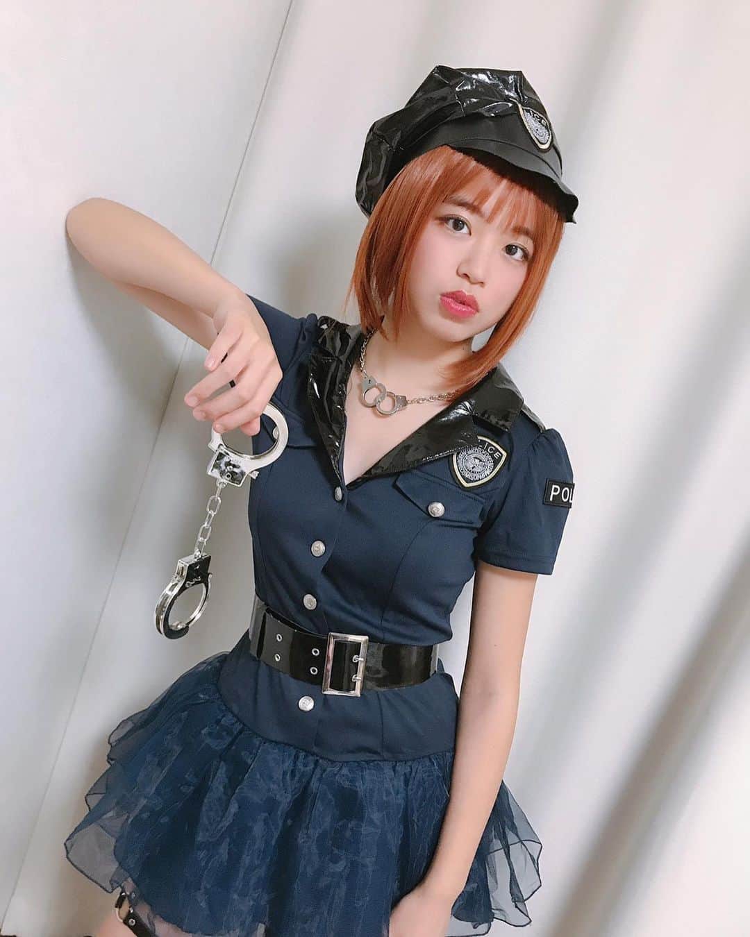 のインスタグラム：「Happy Halloweenっ🎃🎃🎃 どちらがお好みですか？❤︎👮🏻‍♀️ #police #halloween #happyhalloween #コスプレ #jk #jk1 #idol #アイドル #girl #Instagram」