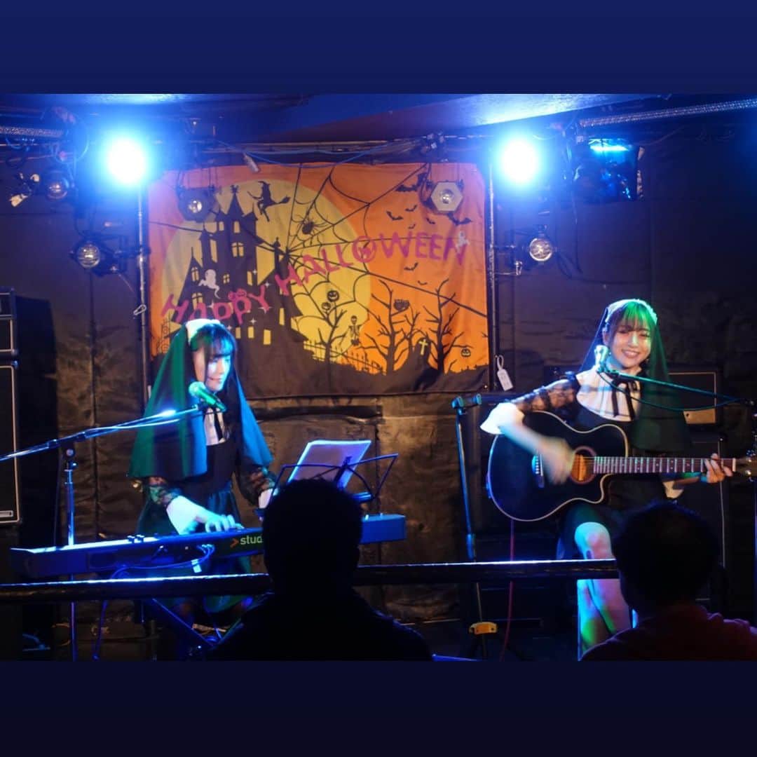 のインスタグラム：「. . 柏616 Halloween対バンでした👻 今年最後の当日ハロウィン♡ . 私達の自作曲もそれっぽい曲を選びました☺︎ . 平日にもかかわらず、お越しくださった方、応援してくださった方もありがとうございました！ ハッピーハロウィン🎃 . 帰り道もお化けに気をつけよう👀♡ . . #ビタスイ #伊藤美裕さん #halloween #ハロウィン #柏616 #live #ライブ #シスター #sister #遠ラブ」
