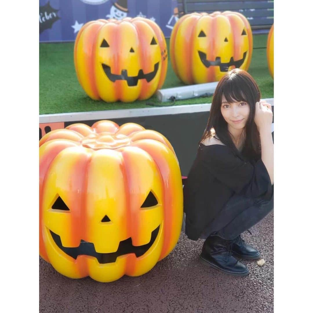 鹿野悠さんのインスタグラム写真 - (鹿野悠Instagram)「🎃🦇🕸 #happyhalloween  一応ハロウィンっぽい画像😌 . . . #ハロウィン #halloween  #할로윈  #万圣节 #萬聖節  #かぼちゃ #ジャックオーランタン #jackolantern #pumpkin  #フォトスポット #ハロウィン仕様 #trickortreat #トリックオアトリート #halloweenspirit #地味ハロウィン #仮装なし #dabagirl #dabagirljp #zarafashion #zaradenim #gyda #全身黒コーデ #黒コーデ #ザラコーデ #黒好き」10月31日 22時21分 - harukano1204