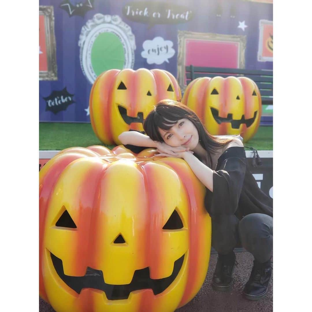 鹿野悠さんのインスタグラム写真 - (鹿野悠Instagram)「🎃🦇🕸 #happyhalloween  一応ハロウィンっぽい画像😌 . . . #ハロウィン #halloween  #할로윈  #万圣节 #萬聖節  #かぼちゃ #ジャックオーランタン #jackolantern #pumpkin  #フォトスポット #ハロウィン仕様 #trickortreat #トリックオアトリート #halloweenspirit #地味ハロウィン #仮装なし #dabagirl #dabagirljp #zarafashion #zaradenim #gyda #全身黒コーデ #黒コーデ #ザラコーデ #黒好き」10月31日 22時21分 - harukano1204