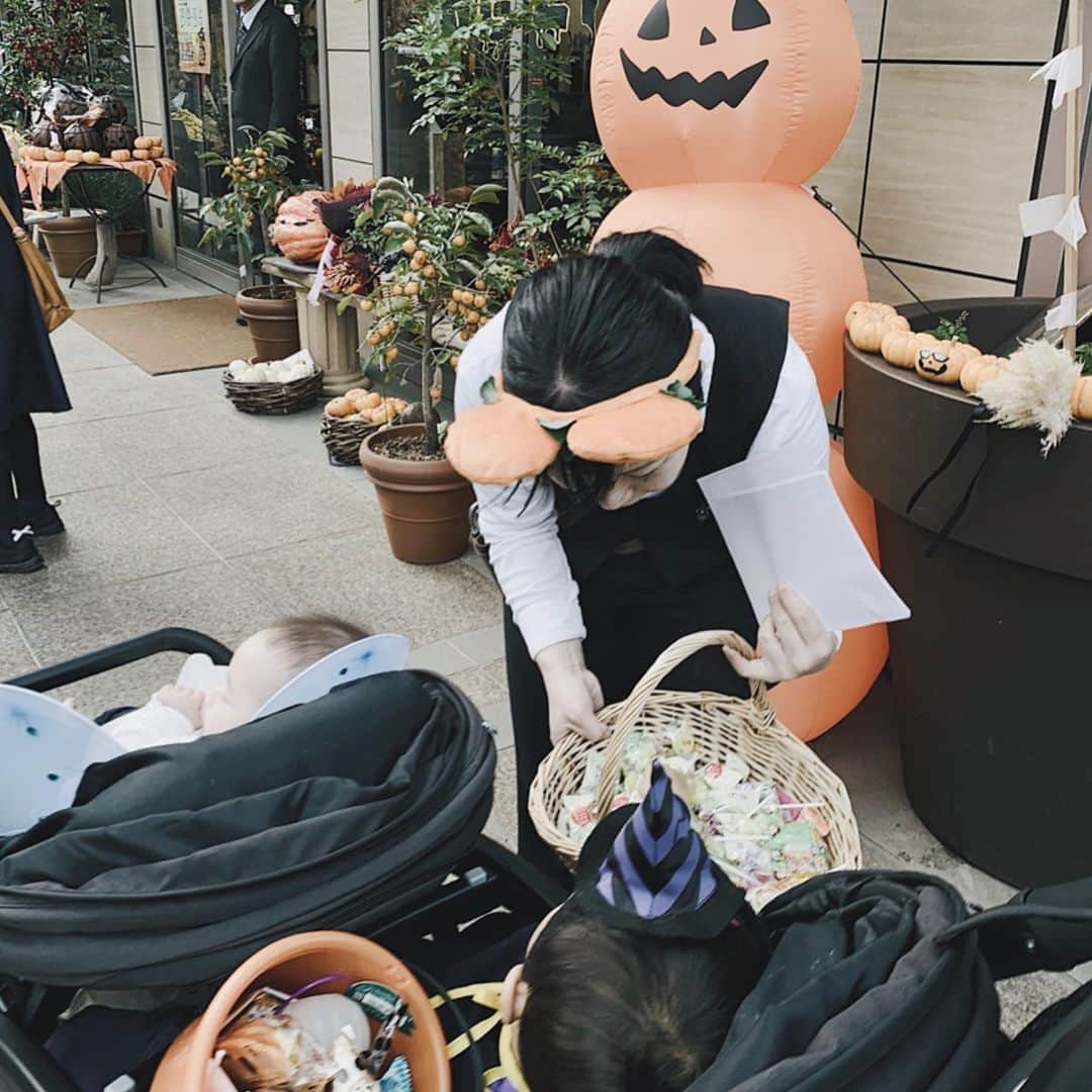 Remiさんのインスタグラム写真 - (RemiInstagram)「trick or treat👻🍭🎃 今日はハロウィン、昨年に続き今年もお友達と商店街のハロウィンイベントへ🧡 今年生まれたベビー達も加わり更に賑やかに👶🏻💕 バケツいっぱいにおやつをもらって、お友達のおうちで沢山遊んで大はしゃぎの1日でした🍬🍫🍿🍪. . 全身仮装の子供達が本当に可愛かったので、来年はもう少し本格的な仮装をしてみたいな🧟‍♀️ 兄妹でトイストーリーとかしてみたい🤤💓. .  #ハロウィン #happyhalloween」10月31日 22時21分 - remi_912