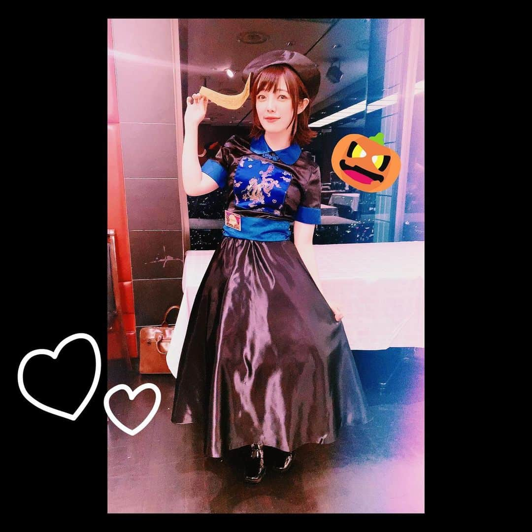 佐藤聡美さんのインスタグラム写真 - (佐藤聡美Instagram)「* * * Happy Halloween🎃🧟‍♀️✨ * * * * 素敵なハロウィンパーティに お呼ばれしてきました👻 * 小学生ぶり？？ くらいに仮装してハロウィンを 楽しむ機会を頂いたので キョンシーの仮装です☻ ずっとやりたかったんや…。 キョンシーになりたかったんや…。 衣装は、半分既存半分手作りです🧟‍♀️🧟‍♀️🧟‍♀️✨ * 同じ事務所の粕谷さんと 三上ちゃんを巻き込んで お揃いキョンシーになりました☺️ 付き合ってくださった2人に感謝です！ * * * 今年のハロウィンは 沢山の方と一緒に最高の時間を過ごせたので 私にとって、特別なものになりました🧟‍♀️✨ * もう、あとわずかですが 皆様も素敵なハロウィンの夜を お過ごしくださいね♡ * * * * #HappyHalloween #Halloween #ハロウィン #ハロウィン仮装  #仮装 #キョンシー #半分手作り #今年は #キョンシー流行ってるのかな🤔 #お揃い　#🧟‍♀️ #粕谷雄太 さん #三上枝織 ちゃん #甘栗いるふ さん #松下真緒 ちゃん #シマ さん #五十嵐浩子 ちゃん #藤田昌代 ちゃん #佐藤聡美 #ブログにも #たくさん #お写真載せてみたよ #☺️」10月31日 22時21分 - sugar_me58