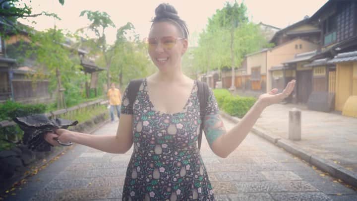 サイモンとマルティナのインスタグラム：「New video up now 🚨 48 Hours in Kyoto is finally finished and it has got it all: Japanese diners, indie coffee shops, bike rides, artsy time-lapses, chocolate, udon, ramen, and a special hotel edition of Martina’s Midnight Munchies thrown in for good measure. Whether you plan on traveling to #Kyoto or not, I sincerely hope you enjoy watching this video. I had a lot of fun editing all the different moments and giving them each their own little flair 👩🏼‍💻💕」