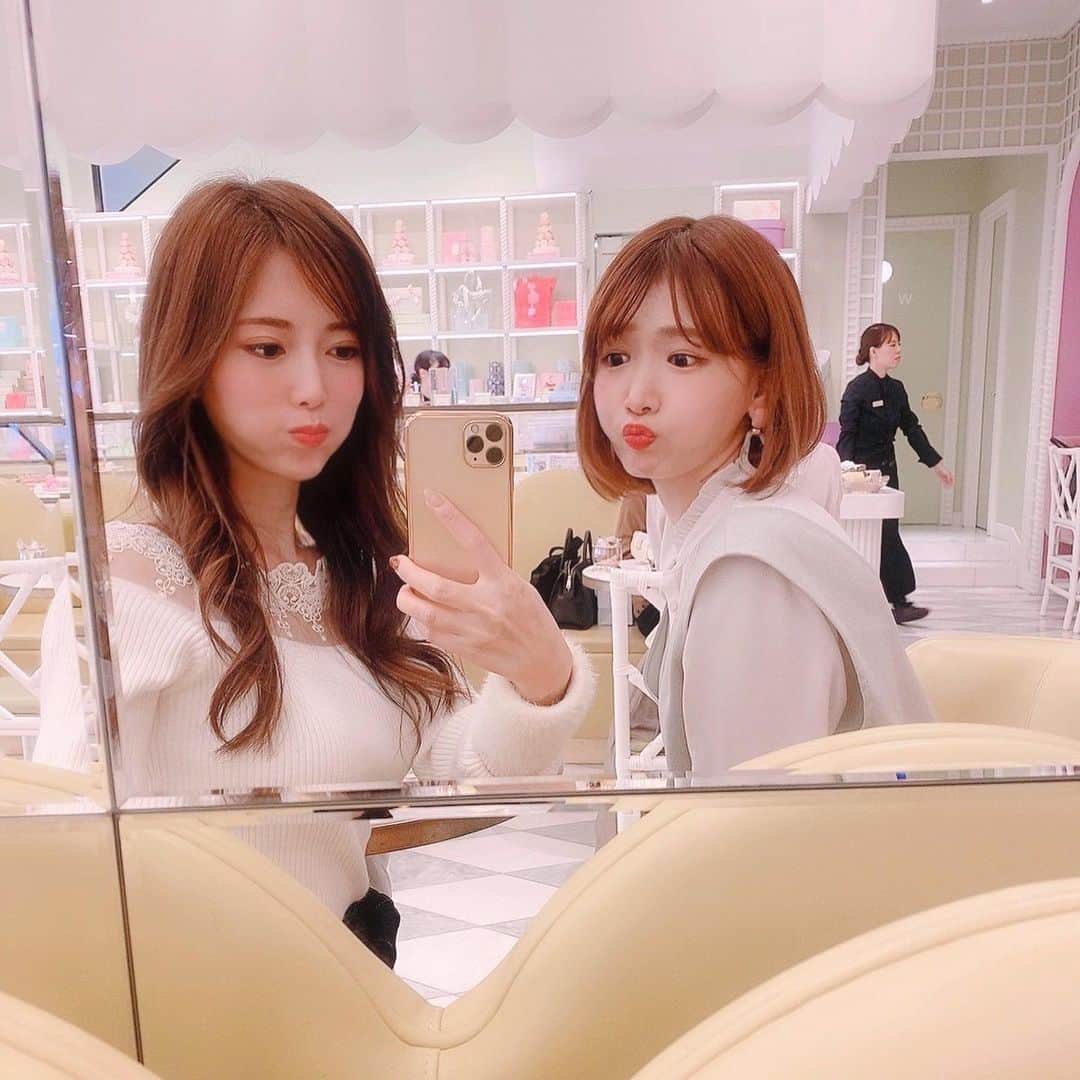 のインスタグラム：「・ パーソナルカラー診断＊顔タイプ診断＊骨格診断＊ 顔分析メイクのサロンを開いている友人の岩瀬から、(@kana_waldorf )  えりは顔タイプ《エレガント》だから前髪伸ばして巻き髪が一番似合うと、1年前からアドバイスされてたの。  診断して貰って、 顔タイプエレガントで、パーソナルカラーサマーに合う お洋服やカラーなどのアドバイスを貰い参考にしてます😊  今日は、コスメ見に行って似合う色のリップやチークを教えて貰ったよ💄 似合うカラーに変えるだけで、グッと華やかになるからパーソナルカラーって重要です。  ありがとう岩瀬💕 ・ ・ ・ ・ ・ ・ ・ ・ ・ ・ #パーソナルカラー診断#パーソナルカラー#顔タイプ診断#エレガント#顔分析メイク#骨格診断#綺麗になりたい#可愛くなりたい#大人可愛い#上品コーデ#ラデュレ#青山フラワーマーケットティーハウス#表参道#可愛いは作れる」