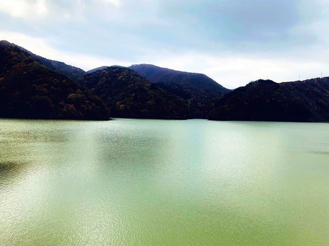 新倉瞳さんのインスタグラム写真 - (新倉瞳Instagram)「Kinshu lake  錦秋湖を散歩  自然は何よりも美しい  #kinshulake #iwate #kitakami #lake #sky #錦秋湖 #北上市」10月31日 22時30分 - hitominiikura