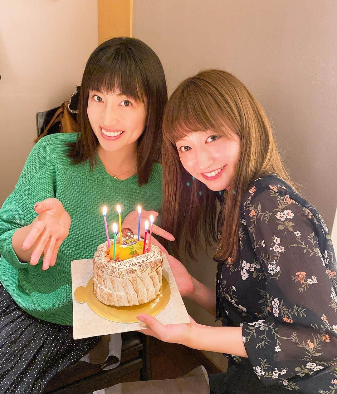 庄司ゆうこさんのインスタグラム写真 - (庄司ゆうこInstagram)「今日はななちゃんのお誕生日🎂🎉 23歳おめでとう🎉🎊 私とひとまわり違う🤣 元AKB小原春香ちゃんも一緒に大好きなお寿司屋さんへ🍣 ななちゃんは最近PSYに入ってきてくれて、セラピストとして大活躍中🌟 オイルトリート、整体、ストレッチ全部出来てめちゃくちゃ上手❣️受けたい方はぜひ連絡ください💖 プレゼントはemmiのトレーナー✨ 最高に似合ってる✨ それにしても若くて可愛いって無敵だね‼️笑 私も23歳の時毎日が楽しくって仕方なかったなぁー笑 何でもありだった🤣 ちなみにケーキはハロウィンだから栗のケーキを買ってサプライズで出したから喜んでもらえて嬉しかった💖 #くりや川#恵比寿#寿司#鮨#誕生日#サプライズバースデー#大成功#プレゼント#emmi#トレーナー#セラピスト#ポジティブスターヨガ#ストレッチ#オイルトリートメント#整体」10月31日 22時31分 - yuko.shoji