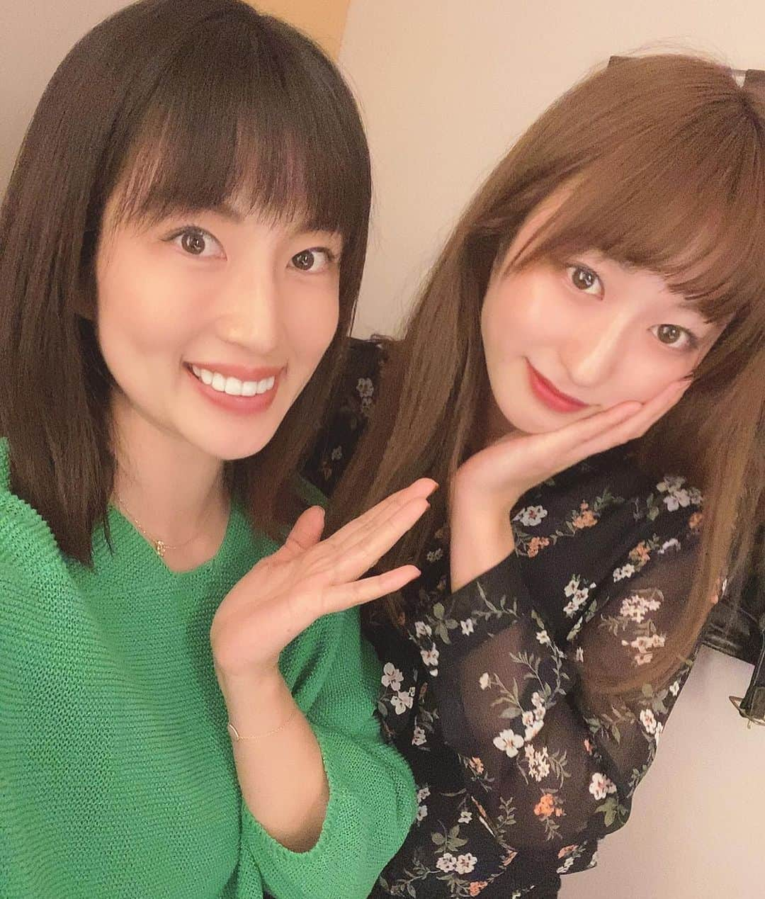 庄司ゆうこさんのインスタグラム写真 - (庄司ゆうこInstagram)「今日はななちゃんのお誕生日🎂🎉 23歳おめでとう🎉🎊 私とひとまわり違う🤣 元AKB小原春香ちゃんも一緒に大好きなお寿司屋さんへ🍣 ななちゃんは最近PSYに入ってきてくれて、セラピストとして大活躍中🌟 オイルトリート、整体、ストレッチ全部出来てめちゃくちゃ上手❣️受けたい方はぜひ連絡ください💖 プレゼントはemmiのトレーナー✨ 最高に似合ってる✨ それにしても若くて可愛いって無敵だね‼️笑 私も23歳の時毎日が楽しくって仕方なかったなぁー笑 何でもありだった🤣 ちなみにケーキはハロウィンだから栗のケーキを買ってサプライズで出したから喜んでもらえて嬉しかった💖 #くりや川#恵比寿#寿司#鮨#誕生日#サプライズバースデー#大成功#プレゼント#emmi#トレーナー#セラピスト#ポジティブスターヨガ#ストレッチ#オイルトリートメント#整体」10月31日 22時31分 - yuko.shoji