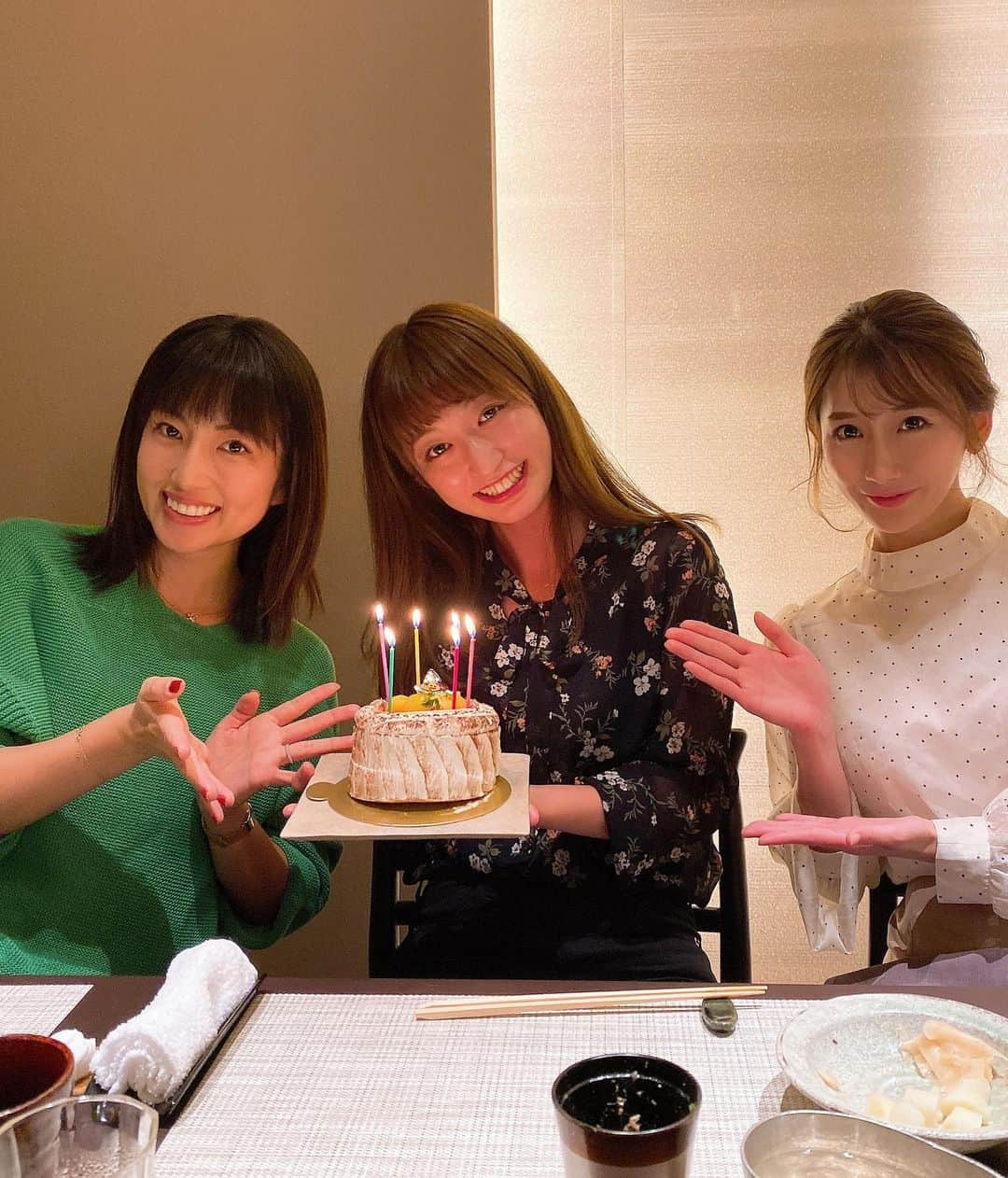 庄司ゆうこさんのインスタグラム写真 - (庄司ゆうこInstagram)「今日はななちゃんのお誕生日🎂🎉 23歳おめでとう🎉🎊 私とひとまわり違う🤣 元AKB小原春香ちゃんも一緒に大好きなお寿司屋さんへ🍣 ななちゃんは最近PSYに入ってきてくれて、セラピストとして大活躍中🌟 オイルトリート、整体、ストレッチ全部出来てめちゃくちゃ上手❣️受けたい方はぜひ連絡ください💖 プレゼントはemmiのトレーナー✨ 最高に似合ってる✨ それにしても若くて可愛いって無敵だね‼️笑 私も23歳の時毎日が楽しくって仕方なかったなぁー笑 何でもありだった🤣 ちなみにケーキはハロウィンだから栗のケーキを買ってサプライズで出したから喜んでもらえて嬉しかった💖 #くりや川#恵比寿#寿司#鮨#誕生日#サプライズバースデー#大成功#プレゼント#emmi#トレーナー#セラピスト#ポジティブスターヨガ#ストレッチ#オイルトリートメント#整体」10月31日 22時31分 - yuko.shoji