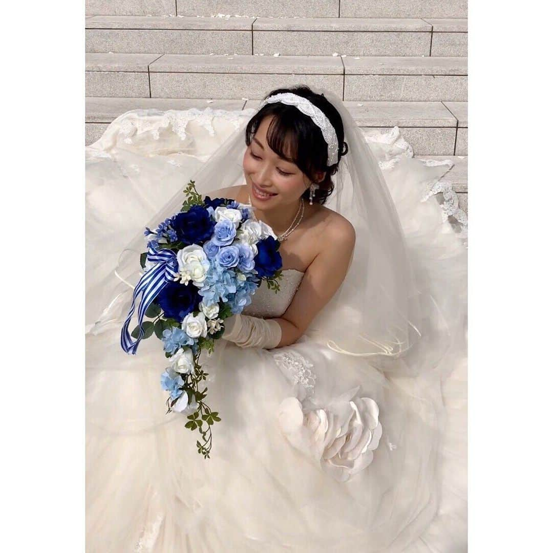 海隼人（有馬佐織）さんのインスタグラム写真 - (海隼人（有馬佐織）Instagram)「最近upしなくなってた👗 このタイミングでupすると ハロウィン🎃の仮装みたいになっちゃったけど、まぁいっかねw👻✨ ・ ・ #happyhalloween  #仮装じゃないよ  w #ドレス#model#記録#bridalphotos #weddingdress#dress#white #bridalhair#hairarrange #ヘアーアレンジ  #編み込みアレンジ #ふわふわ#👗 #流行りの#カチューシャ #accessories#earrings#necklace #bouquet#blue#💐 #宝塚og#元宝塚 #海隼人」10月31日 22時32分 - saorimahalo