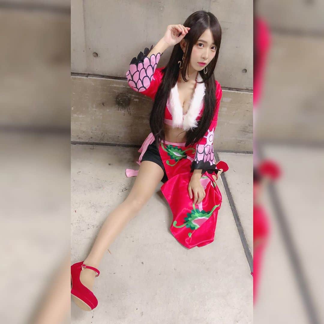 天羽希純のインスタグラム：「ボア・ハンコックのコスプレです💋  #ハロウィン #ハロウィンコスプレ #ハロウィン仮装 #ハロウィン🎃 #渋谷ハロウィン #コスプレ #仮装 #cos #cosplay #cosplaygirl #halloween #halloweencostume #角色扮演 #水着 #swimwear #ビキニ #bikini #bikinigirls #ハッピーハロウィン #happyhalloween #巨乳 #谷間 #ワンピース #ワンピースコスプレ #ハンコック #ハンコックコスプレ #ボアハンコック #可愛い女の子」