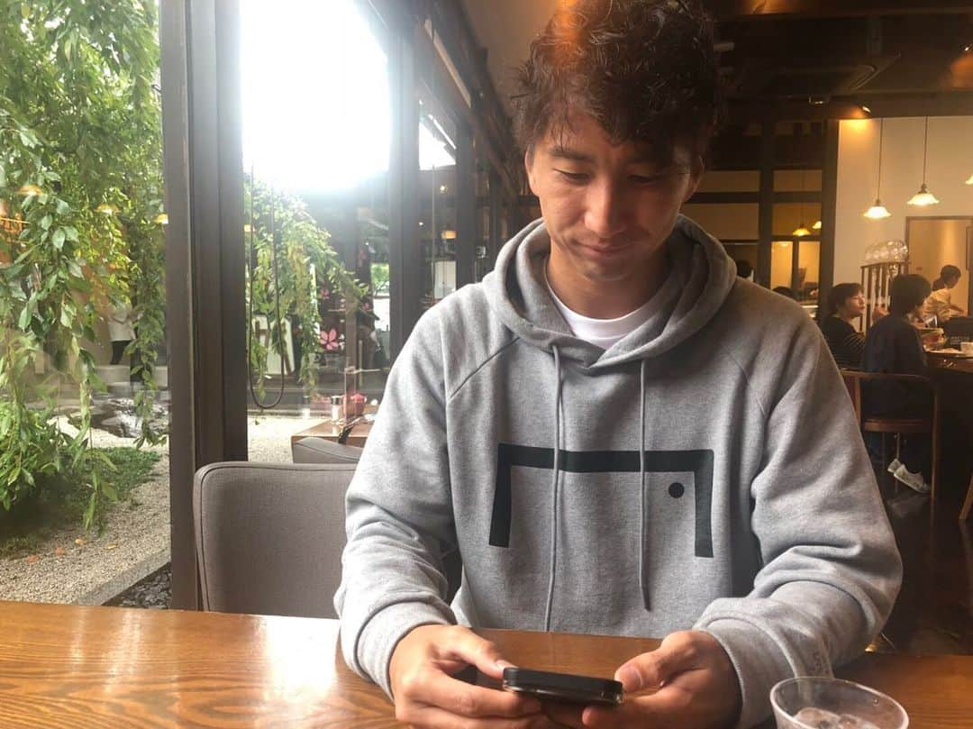 のインスタグラム：「Day off。  のんびり過ごしました笑 モーニング食べに行きましたとさ^_^ ふざけた顔してますね笑 そして ウインク… バリ下手笑  珈琲飲めるようになったけど まだまだ紅茶派のお子ちゃまです笑  みんなはどっち派？  最近お気に入りのパーカー。 @goalstudio_official  可愛いんだよなー笑  この日はこんな感じ^_^ 👕 @goalstudio_official 👖 @glamb_official 👟 @jimmychoo  これからの時期… パーカーは重宝する笑  #DayOff #relax #refresh #morning #cafe  #funtimes #goodtimes #awesome #fashion #ootd #goalstudio #glamb #jimmychoo #みんなは #珈琲 #coffee #紅茶 #tea #どっち派？ #現場からは以上です🙏」
